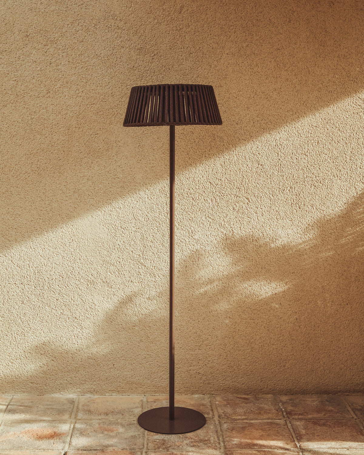 Outdoor-Solar-Stehlampe Aldet aus flachem Seil mit braunem Metallfuss, Ø 46 cm in Dunkelbraun präsentiert im Onlineshop von KAQTU Design AG. Outdoor Stehleuchte ist von Kave Home