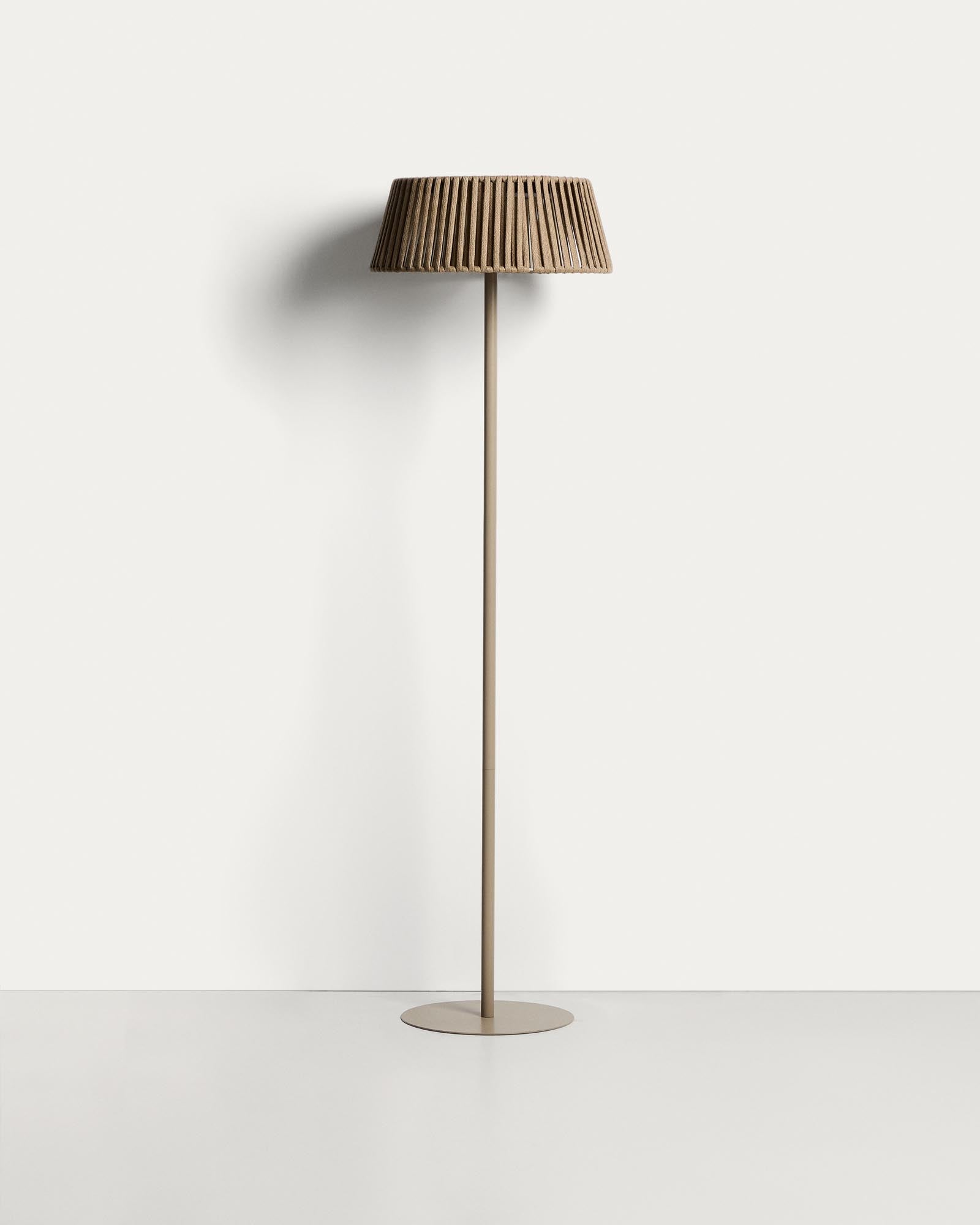 Outdoor-Solar-Stehlampe Aldet aus flachem Seil mit beigem Metallfuss, Ø 46 cm in Hellgrau präsentiert im Onlineshop von KAQTU Design AG. Outdoor Stehleuchte ist von Kave Home