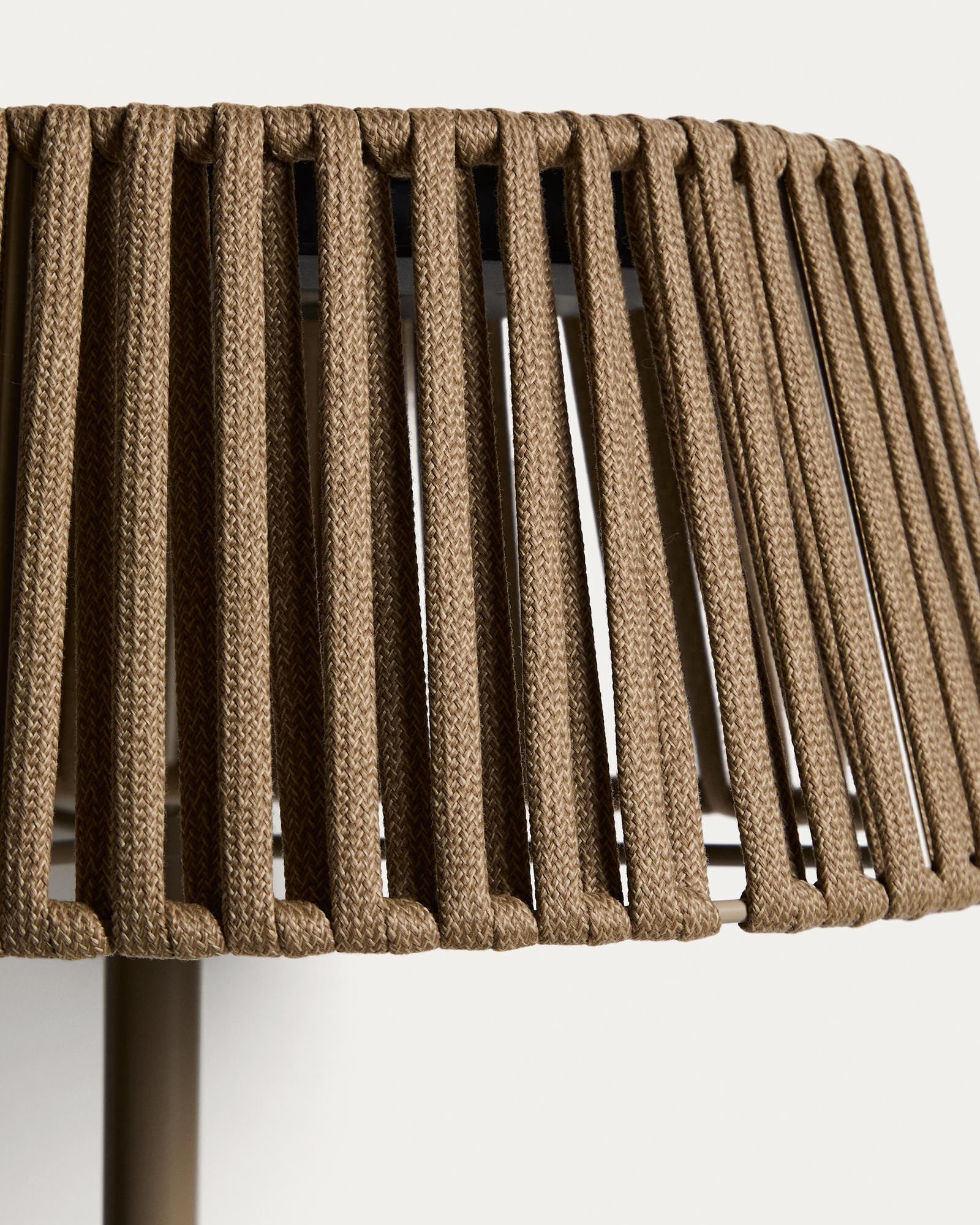 Stilvolle Solar-Stehlampe Aldet für den Außenbereich, gefertigt aus flachem Seil und mit beigem Metallfuß, Ø 46 cm, perfekt für gemütliche Abende im Freien.