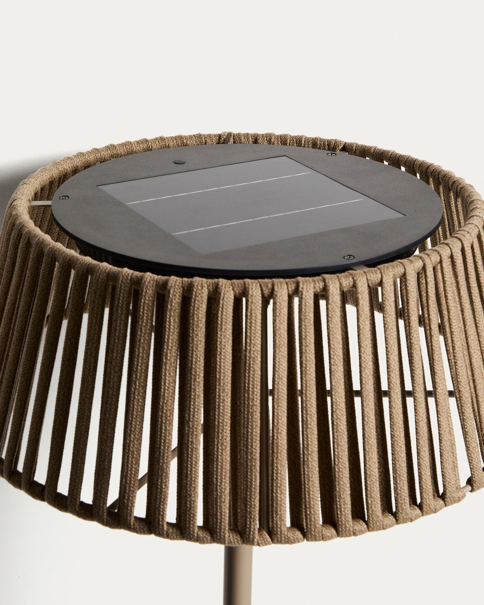 Elegante Outdoor-Solar-Stehlampe Aldet mit modernem Design aus flachem Seil und beigem Metallfuß, Ø 46 cm, ideal für stimmungsvolle Gartenbeleuchtung.