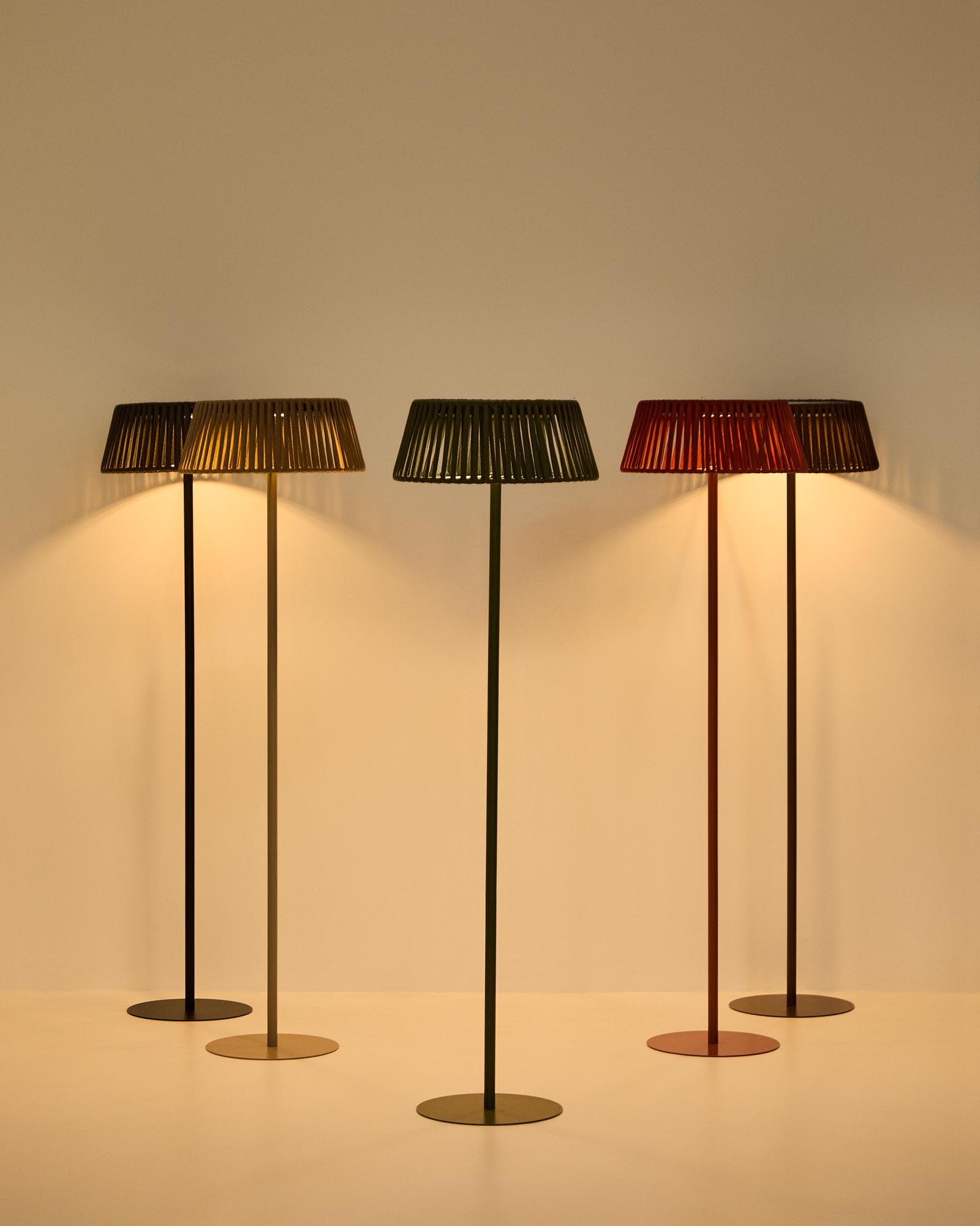 Elegante Outdoor-Solar-Stehlampe Aldet mit einzigartigem Seildesign und beigem Metallfuß, Ø 46 cm, ideal für gemütliche Abende im Freien.