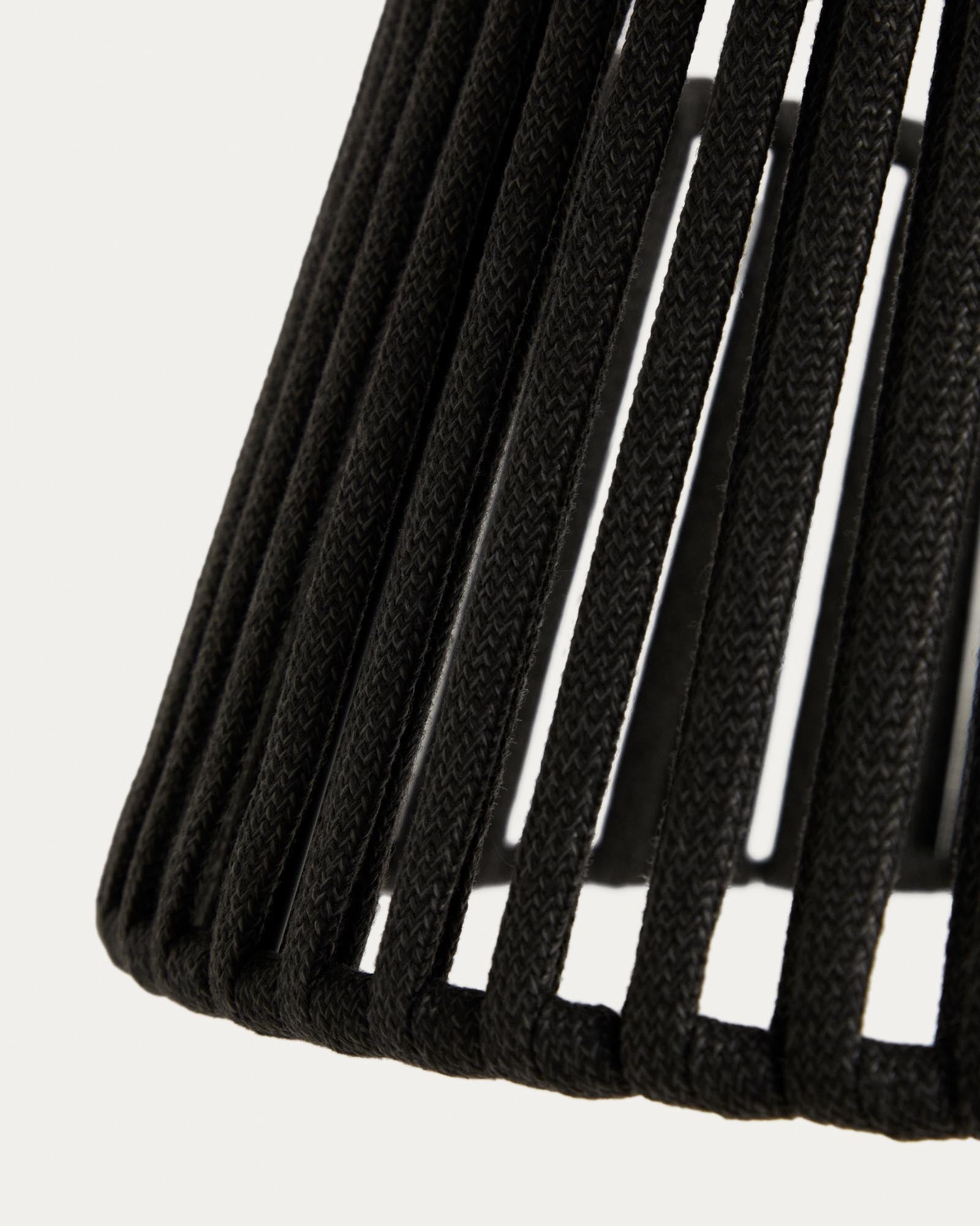 Eleganter schwarzer Lampenschirm aus flachem Sei, Ø 46 cm, ideal für stilvolle Outdoor-Pendelleuchten von Kave Home.