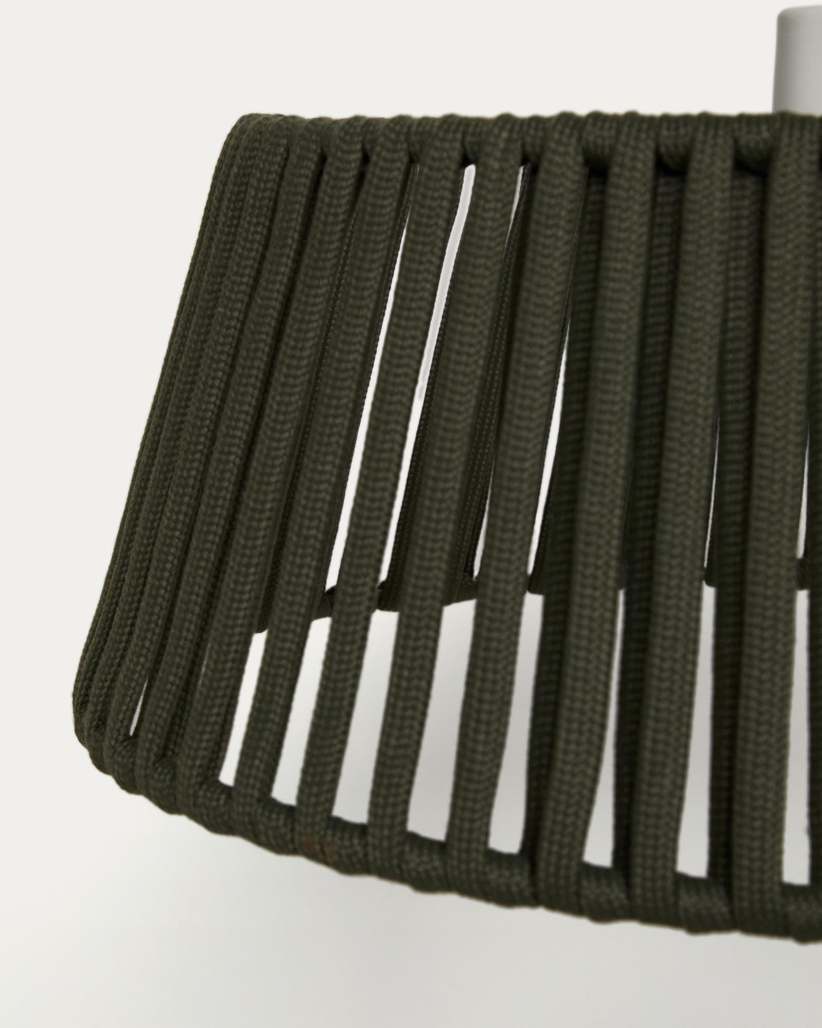 Eleganter grüner Lampenschirm aus flachem Seil, Ø 46 cm, ideal für stilvolle Outdoor-Pendelleuchten von Kave Home.