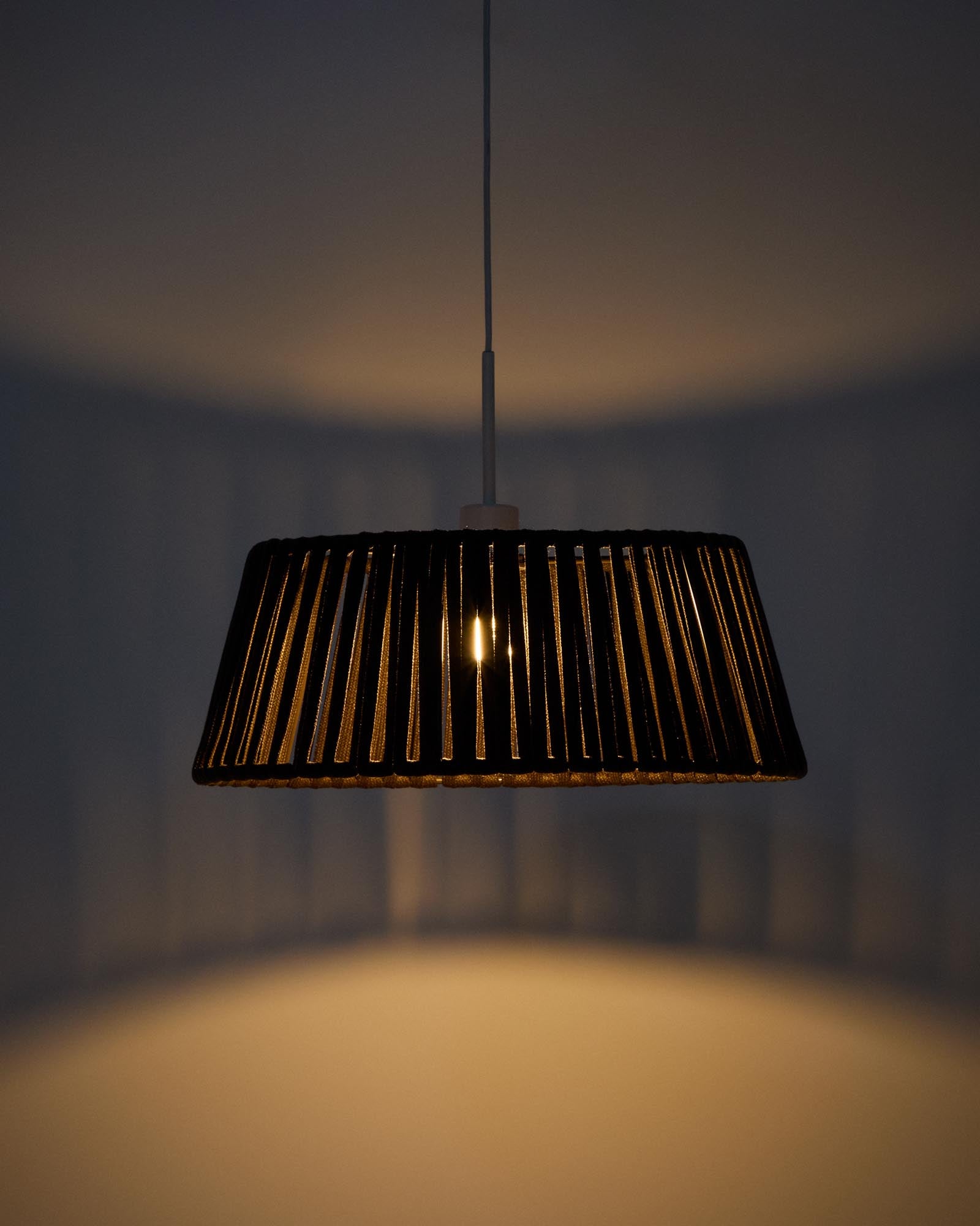 Stilvoller Lampenschirm aus strapazierfähigem, braunem Seil (Ø 46 cm) für die Aldet Deckenleuchte von Kave Home, ideal für den Außenbereich.