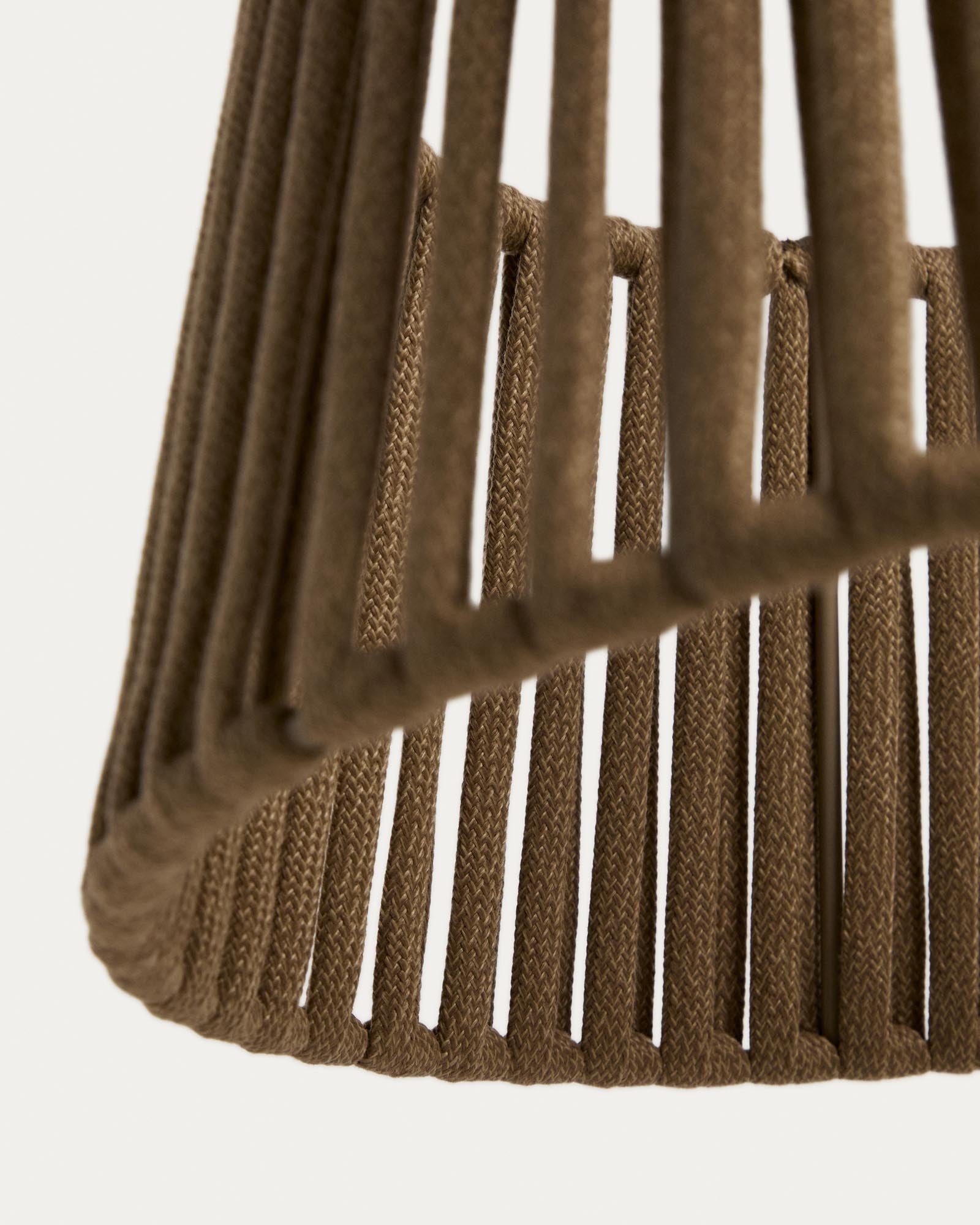 Eleganter Lampenschirm in Beige aus flachem Seil, Ø 46 cm, perfekt für die Aldet Deckenleuchte und stilvolle Außenbereiche von Kave Home.