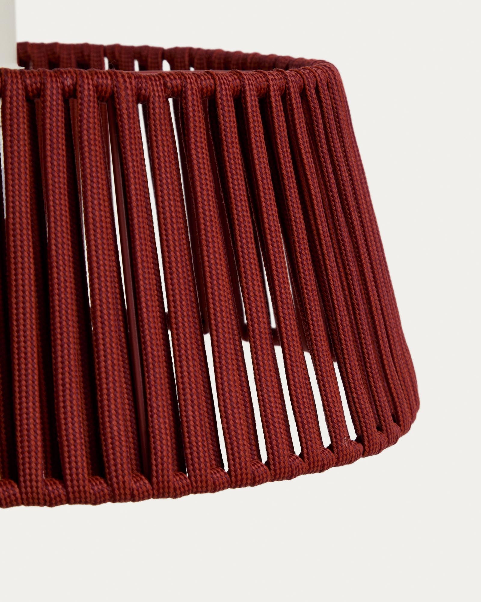 Stylischer Terrakotta-Lampenschirm aus flachem Seil, Ø 46 cm, ideal für die Aldet Deckenleuchte und moderne Outdoor-Umgebungen.
