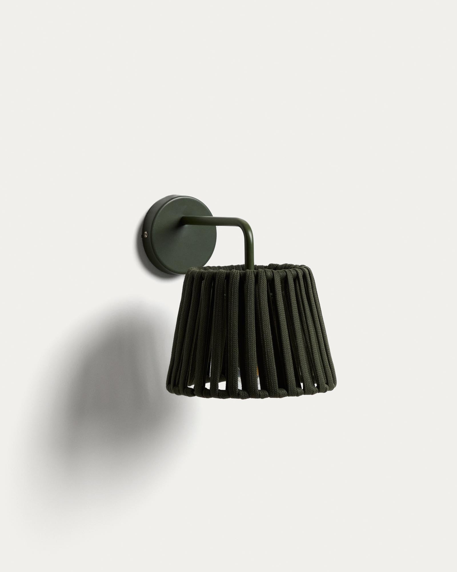 Outdoor-Wandleuchte Aldet aus flachem Seil und grünem Metall in Grün präsentiert im Onlineshop von KAQTU Design AG. Outdoor Pendelleuchte ist von Kave Home