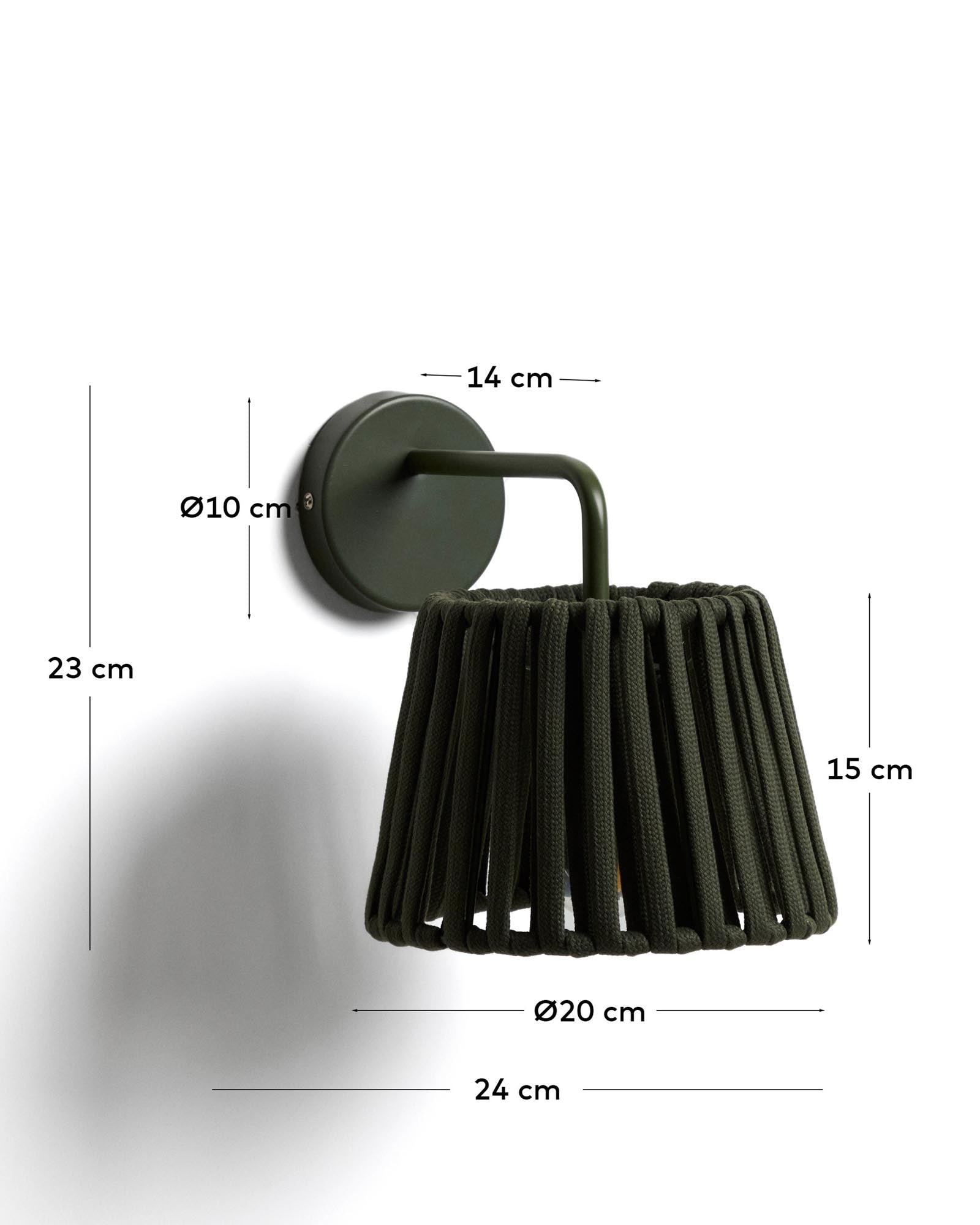 Moderne Outdoor-Wandleuchte Aldet, gefertigt aus grünem Metall und flachem Seil, perfekt für stimmungsvolle Beleuchtung im Außenbereich.