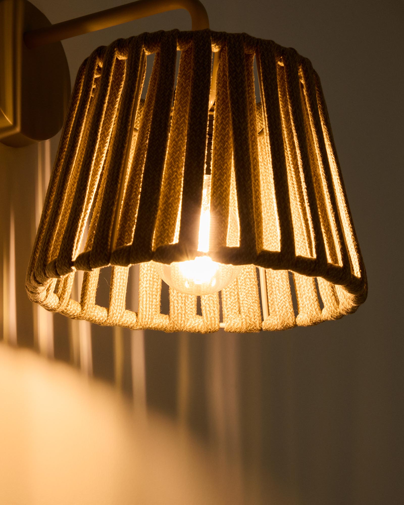 Stylische Outdoor-Wandleuchte Aldet aus flachem Seil und beigem Metall, ideal für die Gestaltung von Außenbereichen, von Kave Home.
