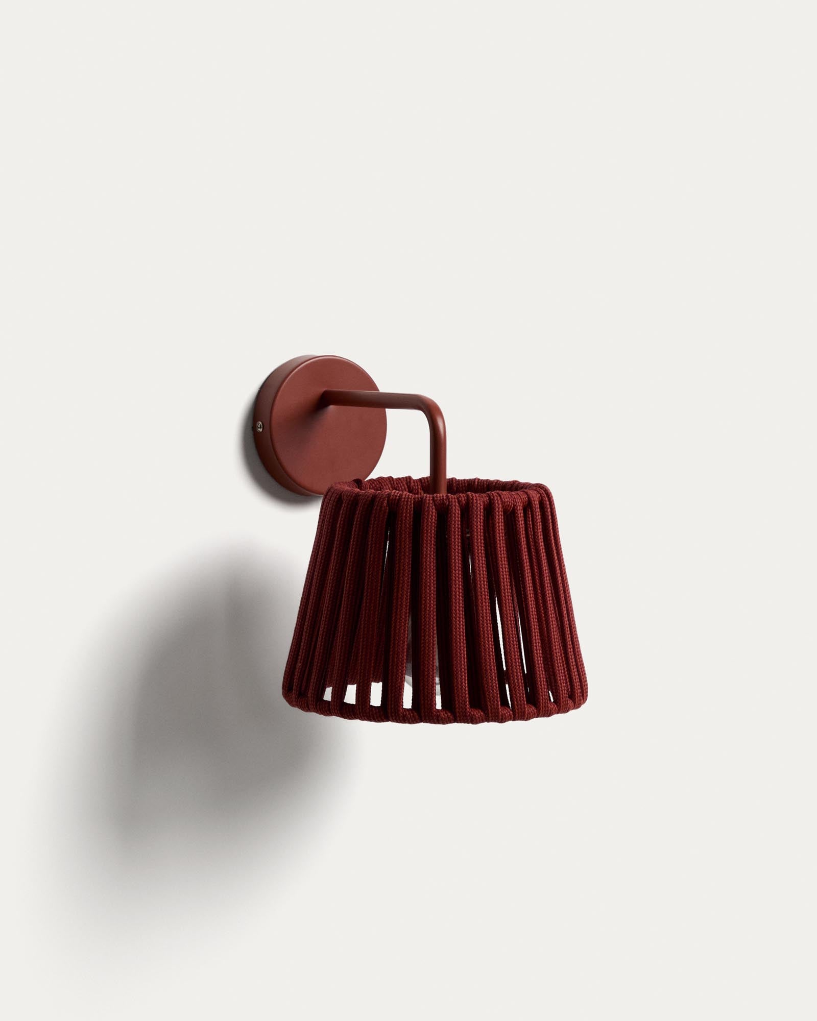 Outdoor-Wandleuchte Aldet aus flachem Seil und terrakottafarbenem Metall in Terrakotta präsentiert im Onlineshop von KAQTU Design AG. Outdoor Pendelleuchte ist von Kave Home