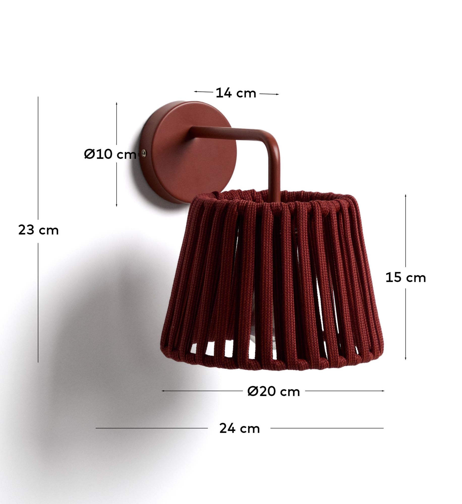 Moderne Outdoor-Wandleuchte Aldet aus robustem Seil und terrakottafarbenem Metall, perfekt für gemütliche Abende im Freien.