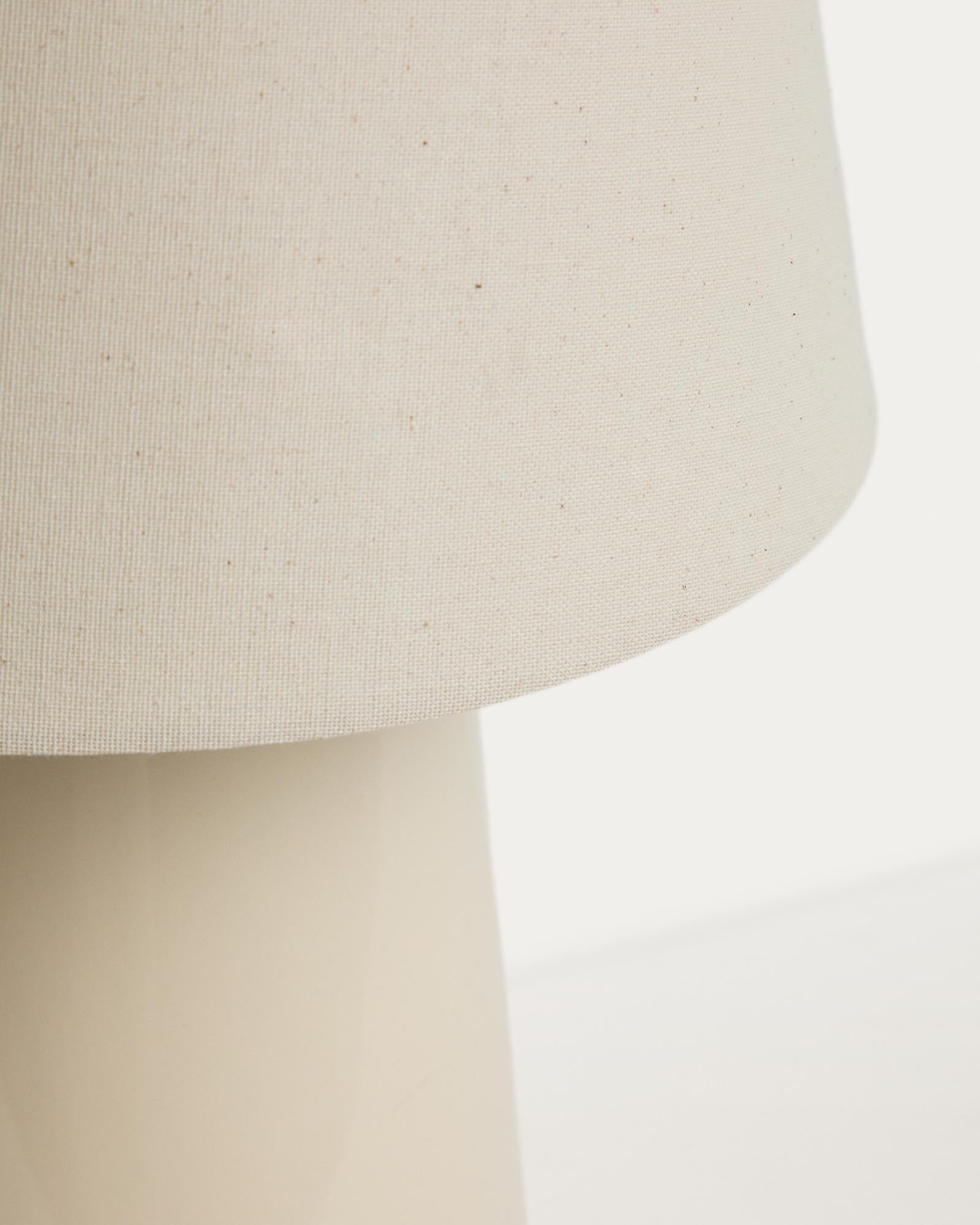 Stilvolle Tischlampe Odra aus ecrufarbener Keramik mit schimmerndem Finish, perfekt für eine ansprechende Raumbeleuchtung.