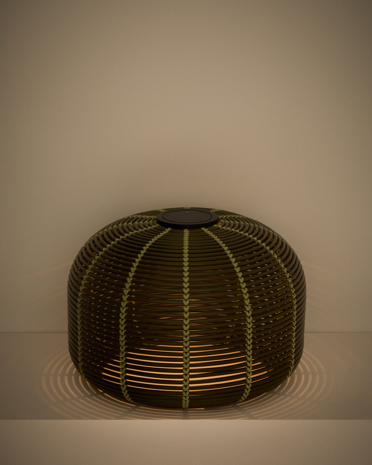 Outdoor-Solar-Tischlampe Garoina aus synthetischem Rattan in Grün mit LED-Technologie, Ø 50 cm in Grün präsentiert im Onlineshop von KAQTU Design AG. Outdoor Tischleuchte ist von Kave Home