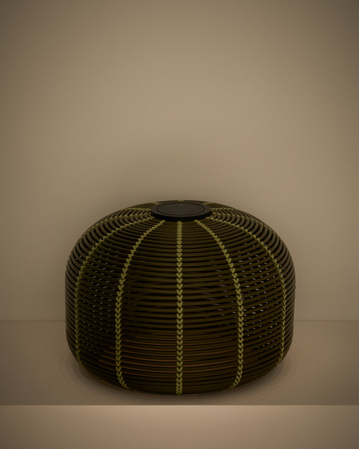 Outdoor-Solar-Tischlampe Garoina aus synthetischem Rattan in Grün mit LED-Technologie, Ø 50 cm in Grün präsentiert im Onlineshop von KAQTU Design AG. Outdoor Tischleuchte ist von Kave Home