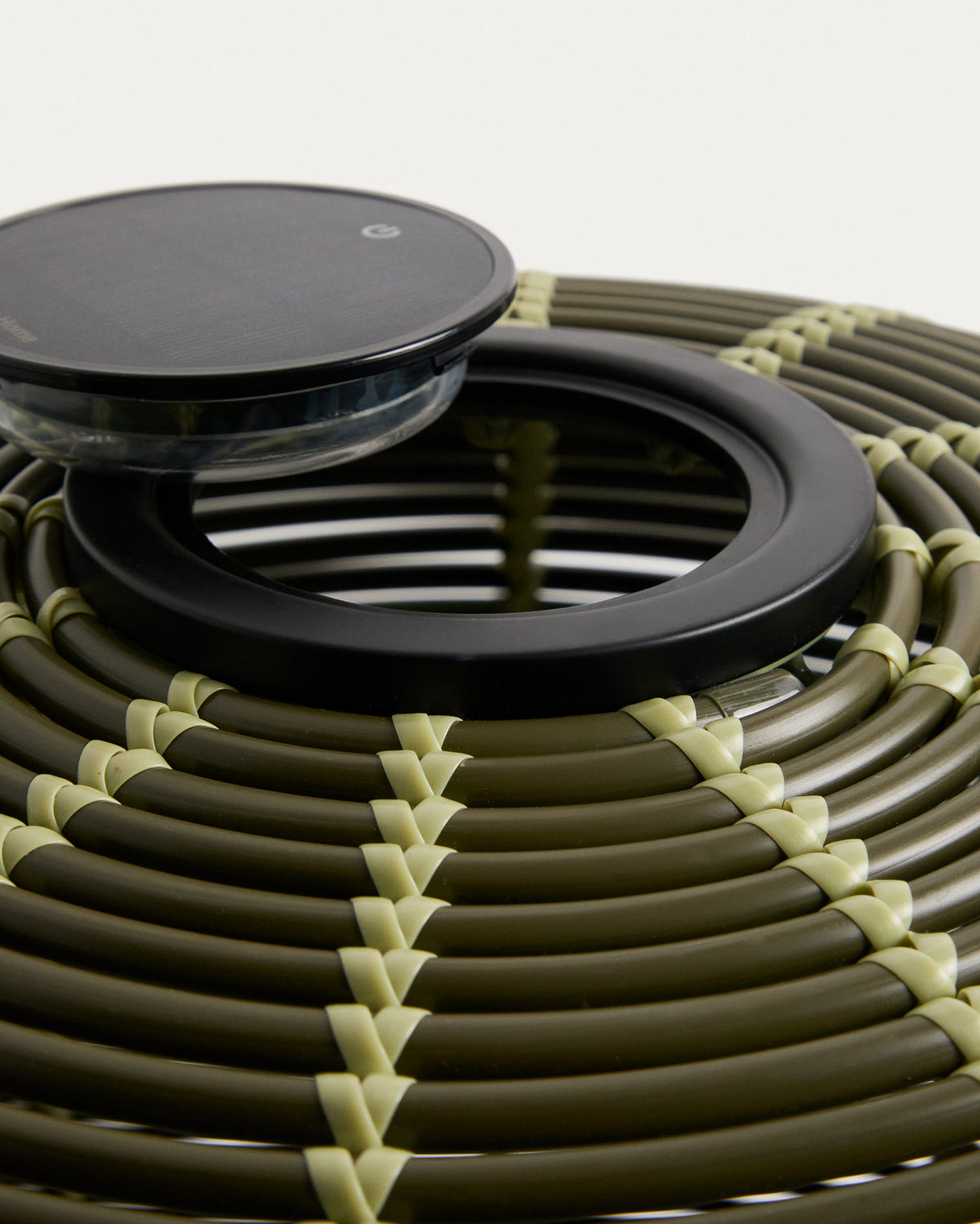 Outdoor-Solar-Tischlampe Garoina aus synthetischem Rattan in Grün mit LED-Technologie, Ø 50 cm in Grün präsentiert im Onlineshop von KAQTU Design AG. Outdoor Tischleuchte ist von Kave Home
