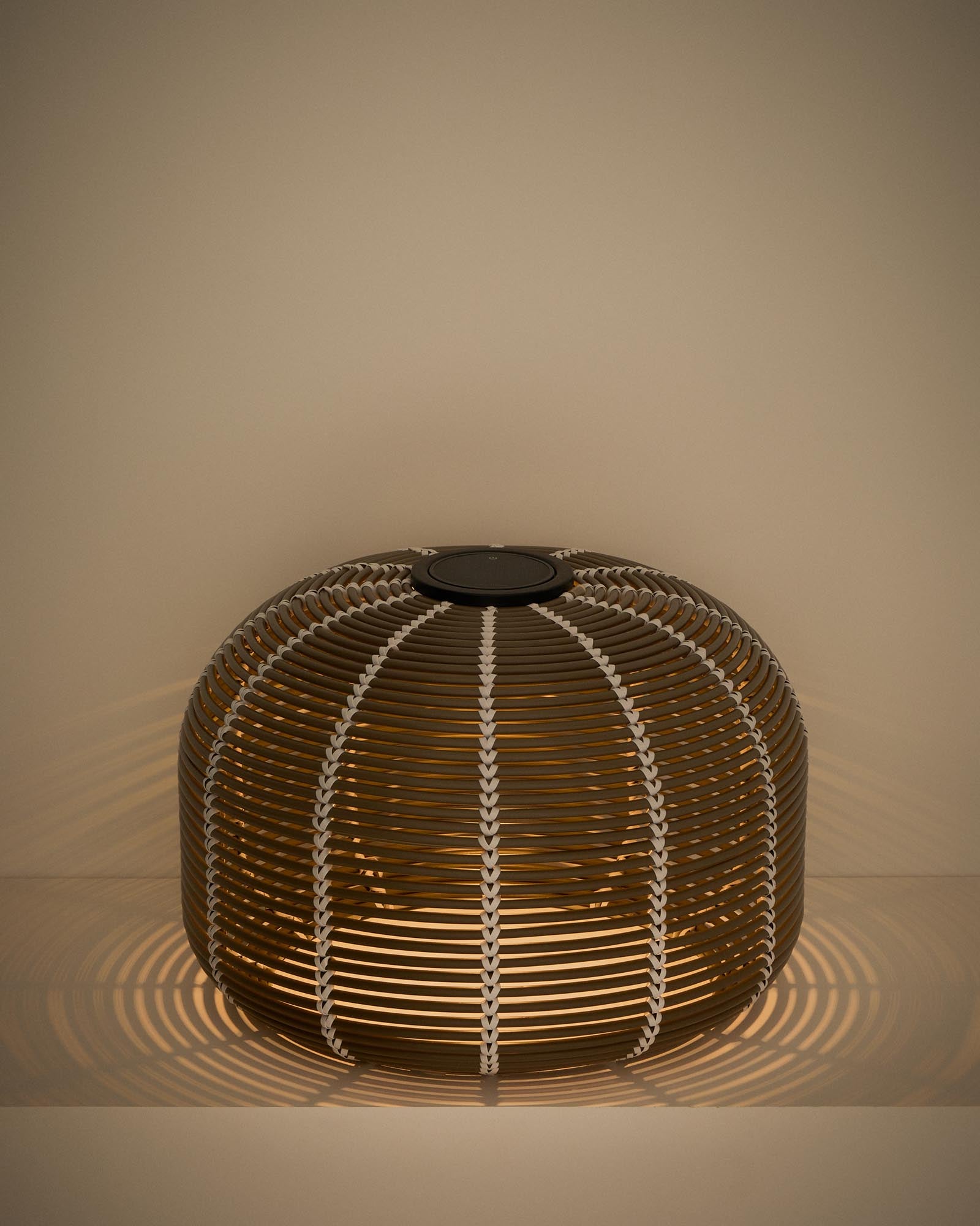 Stilvolle Outdoor-Solar-Tischlampe Garoina aus taupefarbenem Rattan, Ø 50 cm, ideal für gemütliche Abende im Freien.