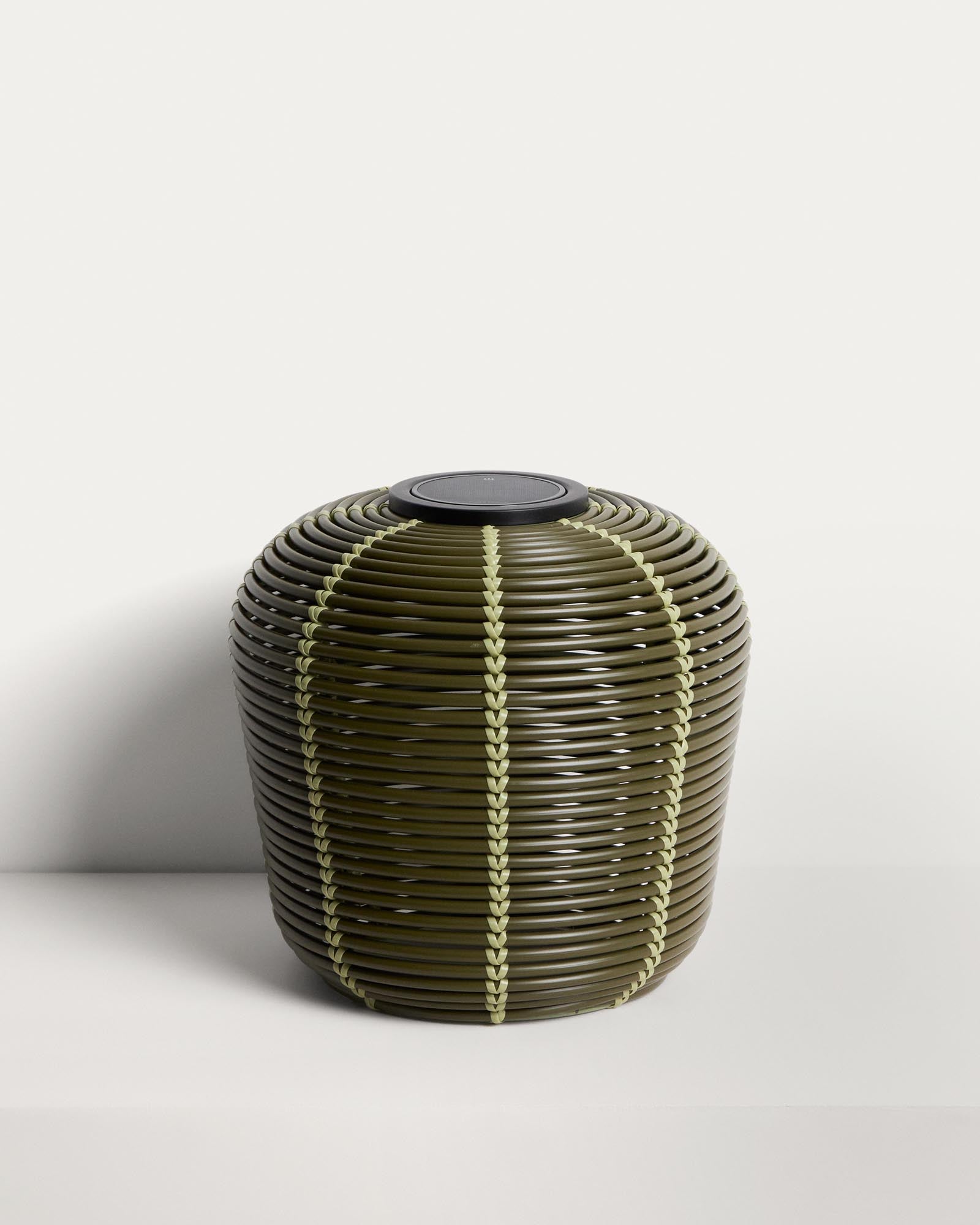 Outdoor-Solar-Tischlampe Garoina aus synthetischem Rattan in Grün mit LED-Technologie, Ø 35 cm in Grün präsentiert im Onlineshop von KAQTU Design AG. Outdoor Tischleuchte ist von Kave Home