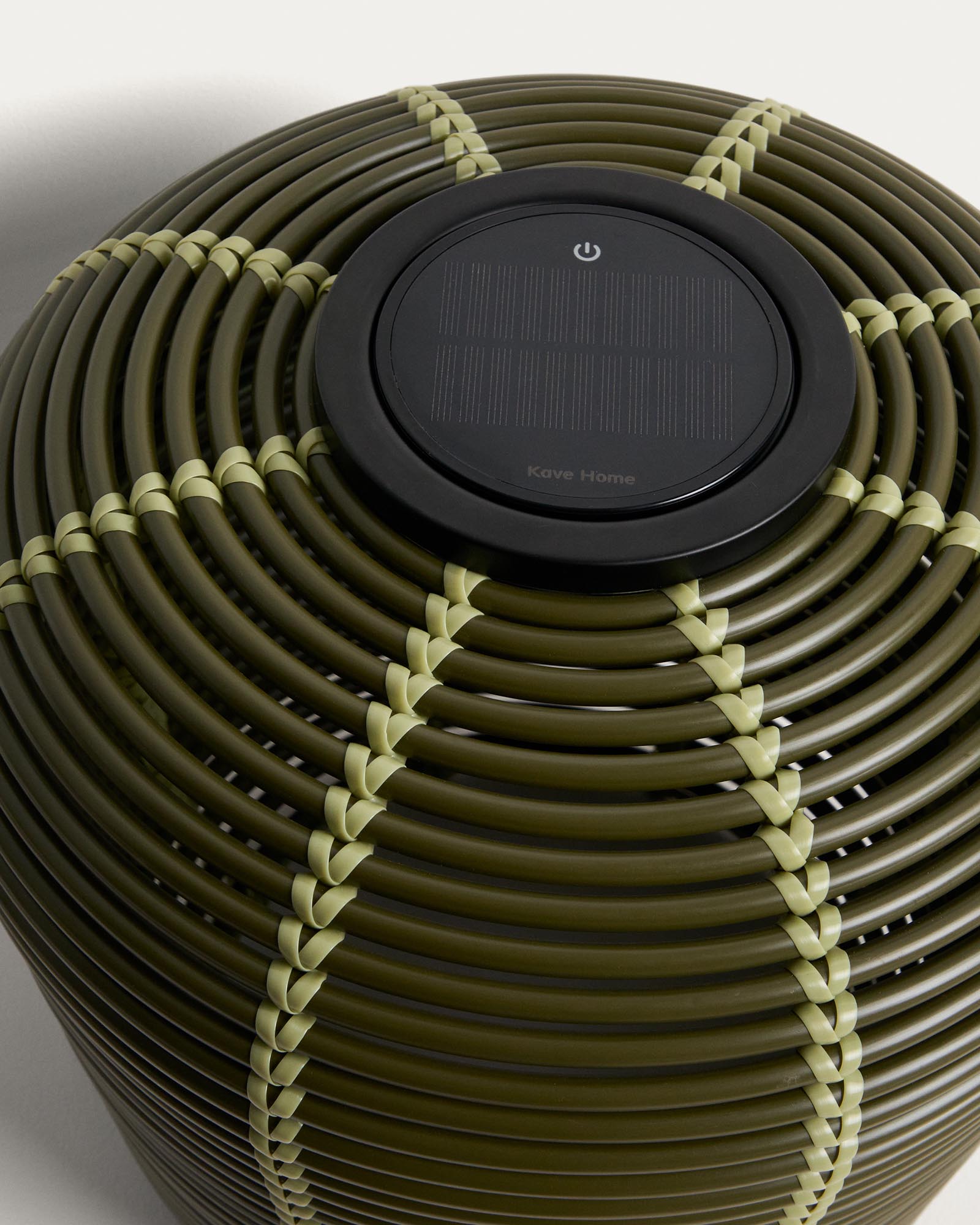 Stilvolle Outdoor-Solar-Tischlampe Garoina in Grün, Ø 35 cm, aus robustem Rattan, ideal für gemütliche Abende im Garten.