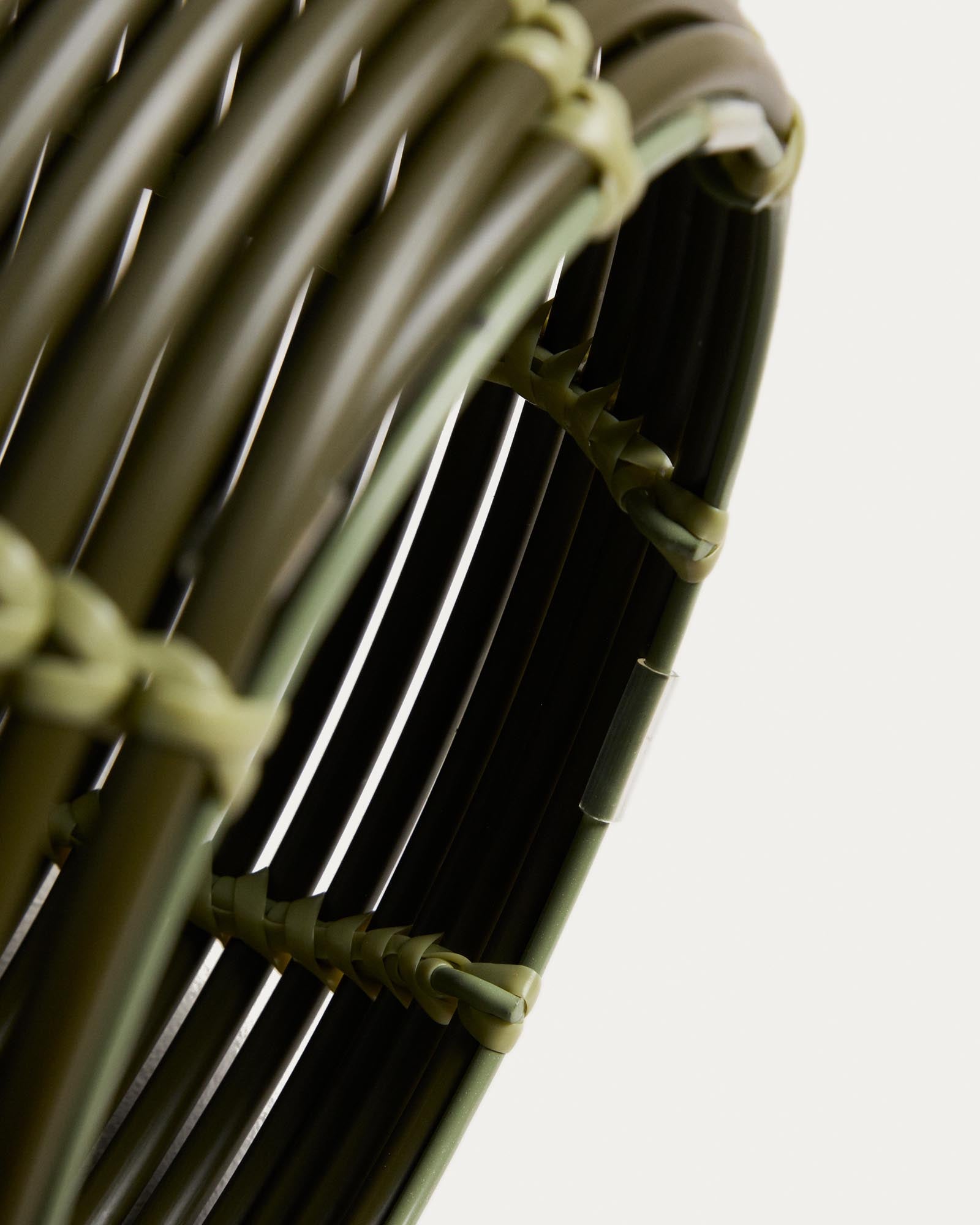 Moderne Solar-Tischlampe Garoina in lebhaftem Grün, Ø 35 cm, aus langlebigem synthetischem Rattan, ideal für stimmungsvolle Außenbereiche.