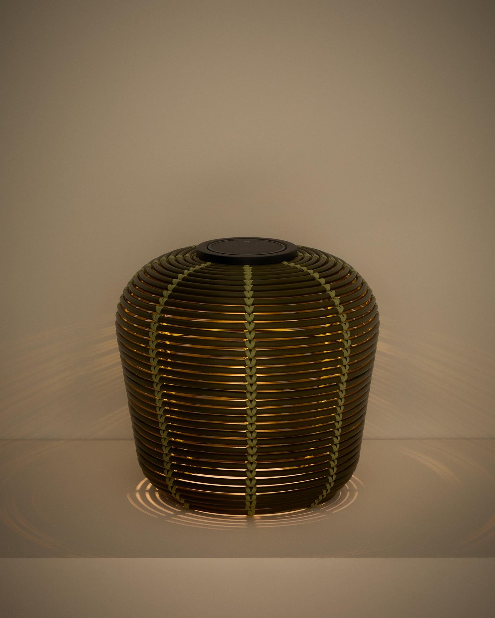 Elegante Outdoor-Solar-Tischlampe Garoina in frischem Grün, Ø 35 cm, gefertigt aus robustem synthetischem Rattan für stimmungsvolle Abende im Freien.