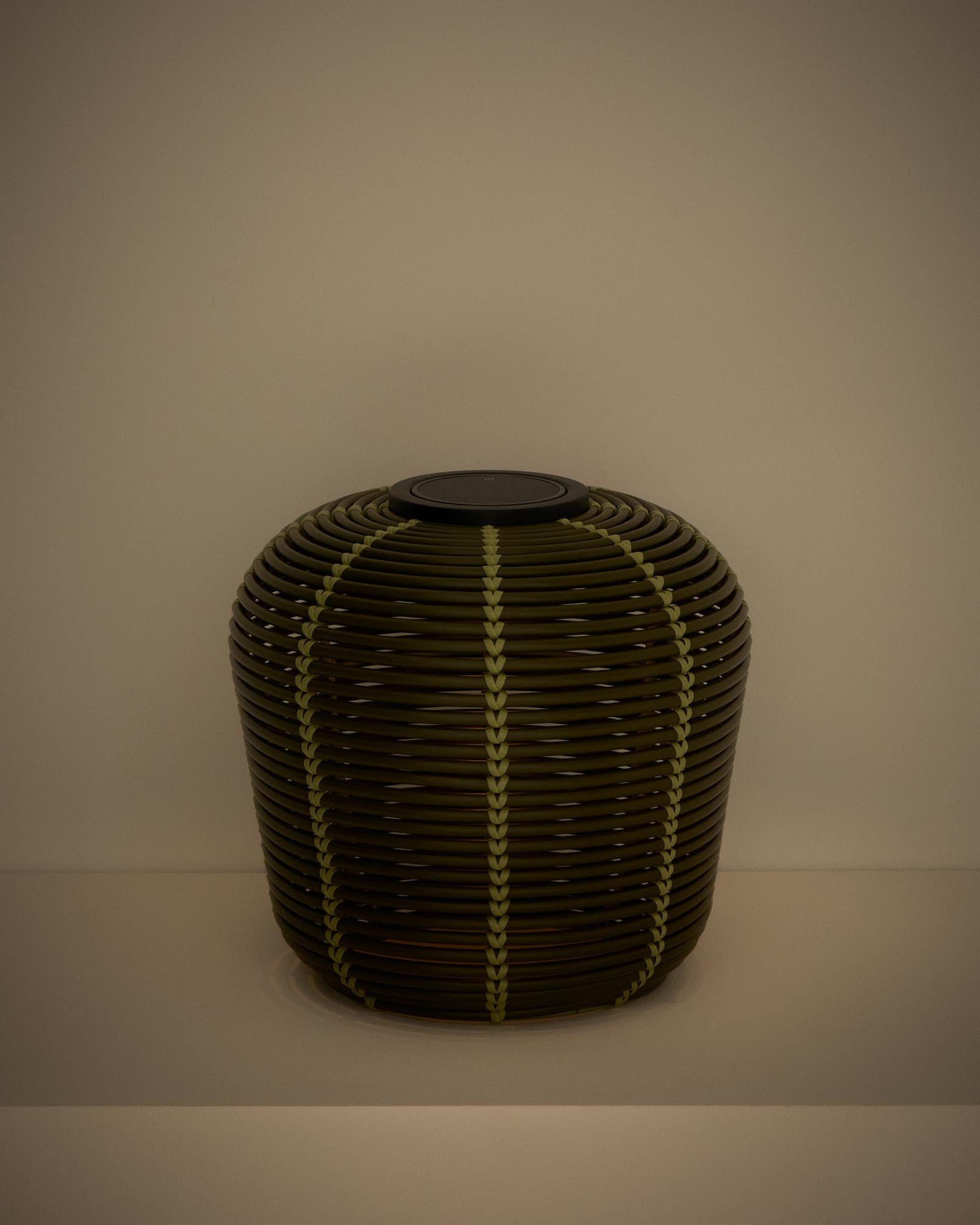 Elegante Solar-Tischlampe Garoina in lebhaftem Grün, Ø 35 cm, aus langlebigem synthetischem Rattan, ideal für gemütliche Abende im Freien.