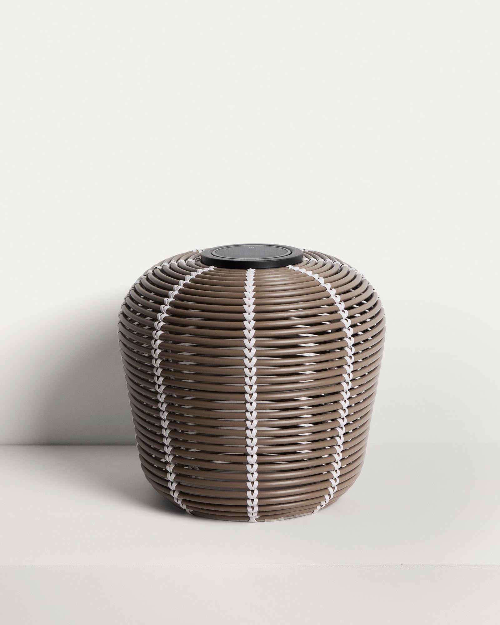 Outdoor-Solar-Tischlampe Garoina aus synthetischem Rattan in Taupe mit LED-Technologie, Ø 35 cm in Grau präsentiert im Onlineshop von KAQTU Design AG. Outdoor Tischleuchte ist von Kave Home