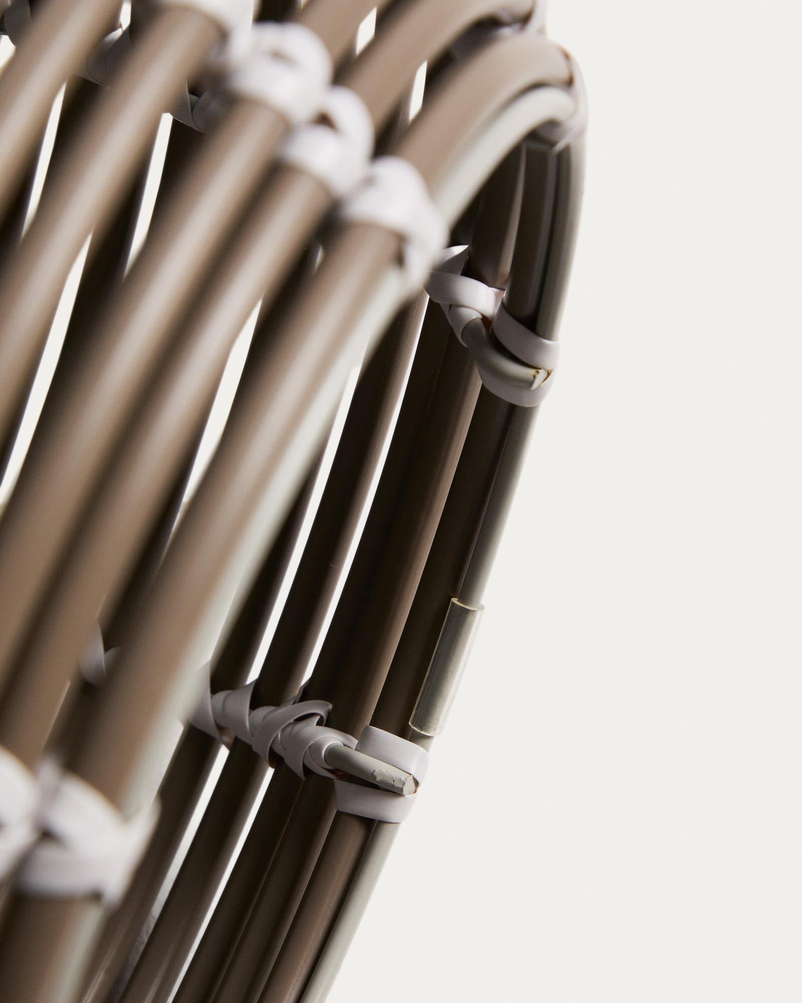 Elegante Solar-Tischlampe Garoina aus synthetischem Rattan in Taupe, Ø 35 cm, perfekt für stimmungsvolle Beleuchtung im Außenbereich.