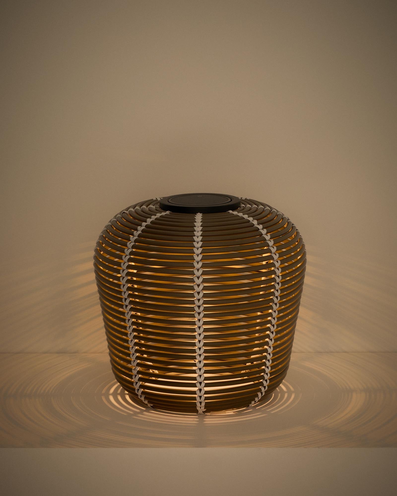 Stilvolle Outdoor-Solar-Tischlampe Garoina aus taupefarbenem Rattan, Ø 35 cm, ideal für gemütliche Abende im Freien.