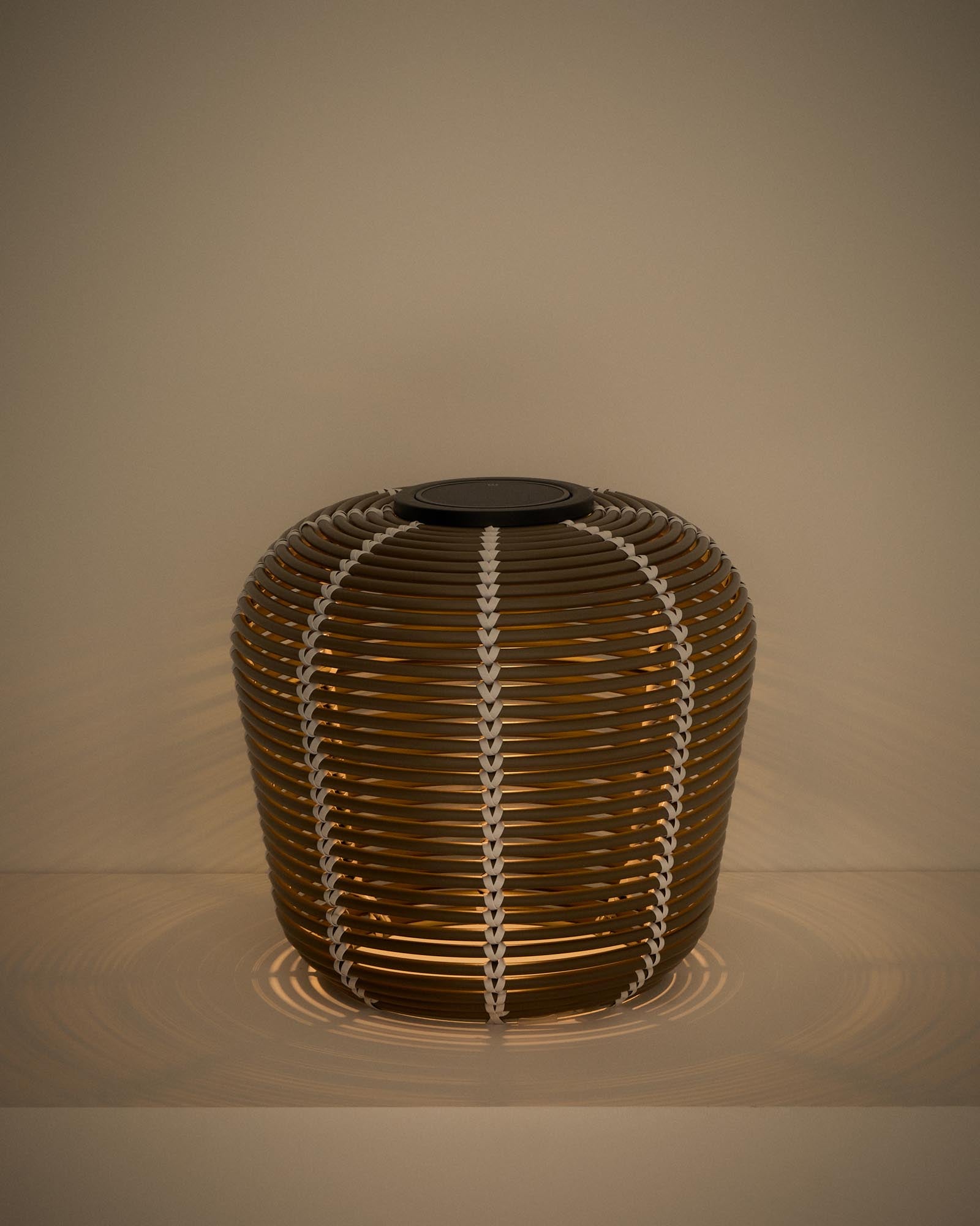 Stilvolle Outdoor-Solar-Tischlampe Garoina aus taupefarbenem Rattan, Ø 35 cm, ideal für gemütliche Abende im Garten oder auf der Terrasse.