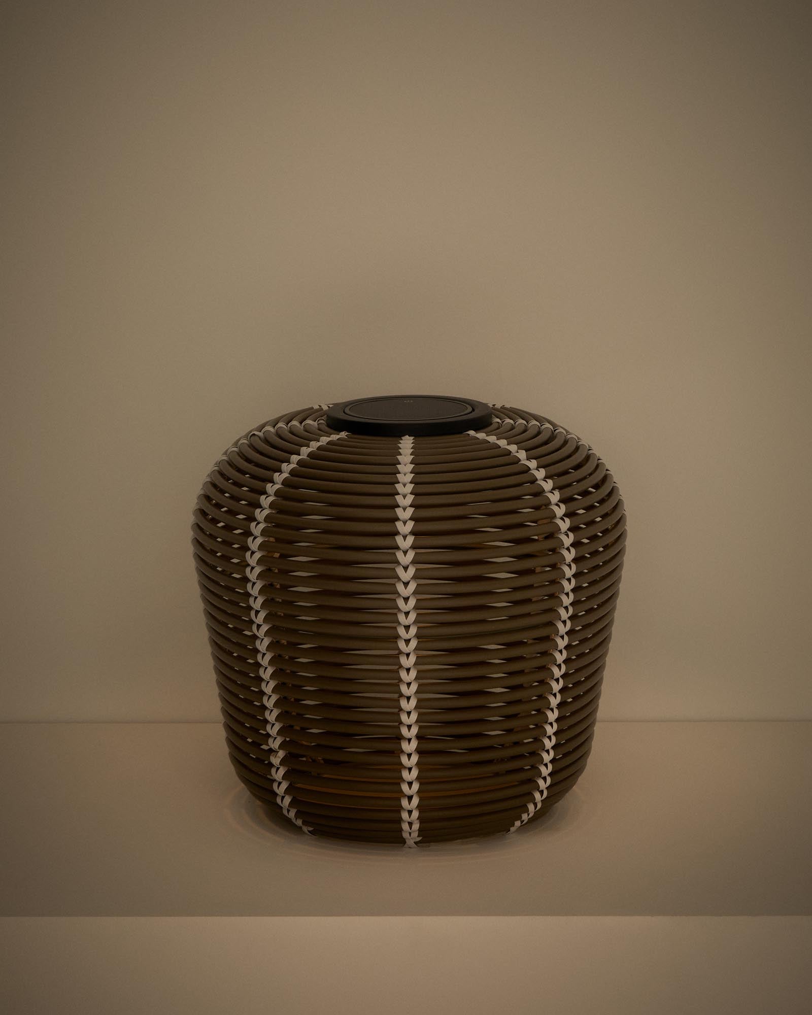 Elegante Solar-Tischlampe Garoina aus synthetischem Rattan in Taupe, Ø 35 cm, perfekt für stimmungsvolle Beleuchtung im Freien.