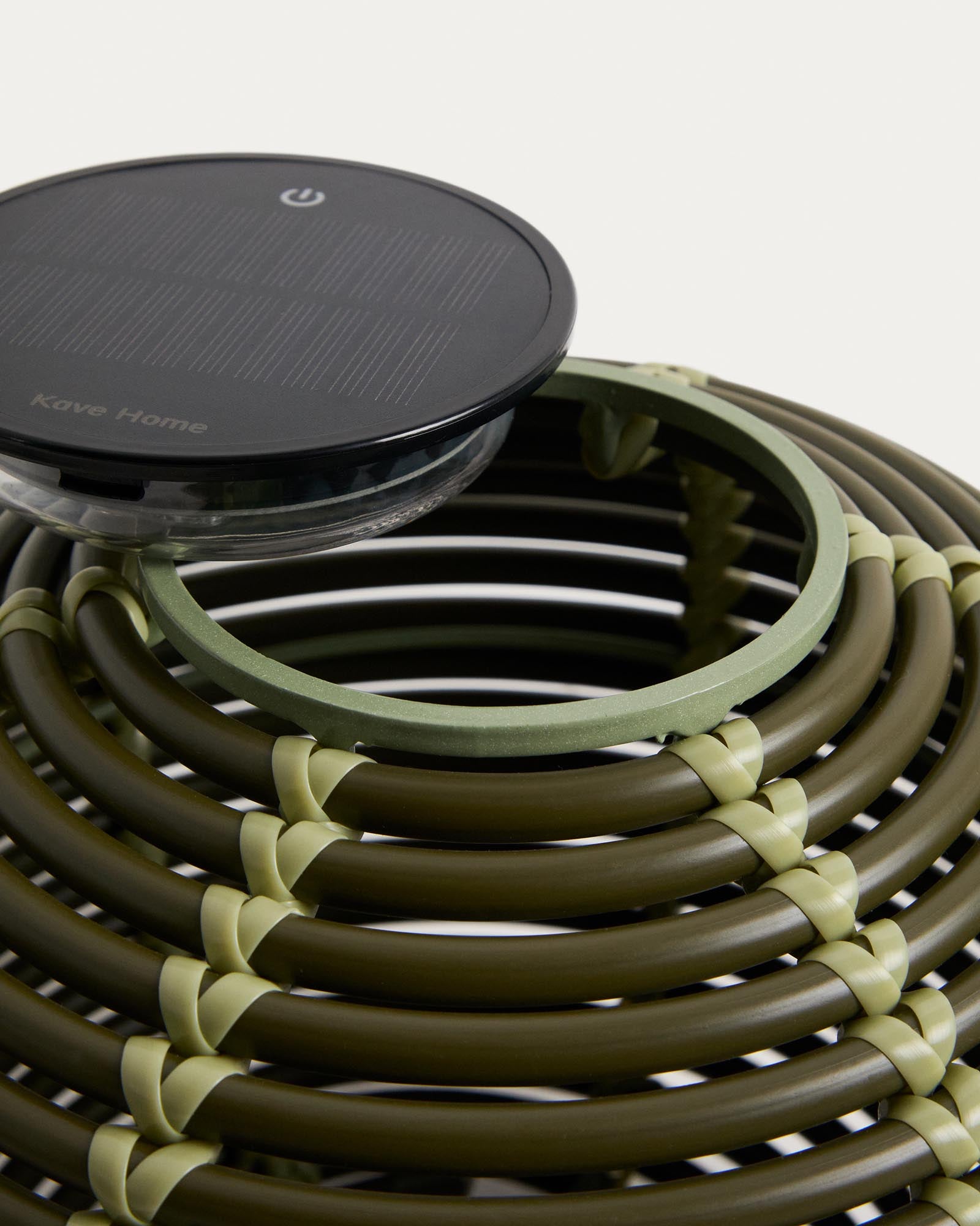 Elegante grüne Tischlampe Garoina aus synthetischem Rattan, Ø 25 cm, perfekt für stimmungsvolle Abende im Freien mit umweltfreundlicher LED-Technologie.