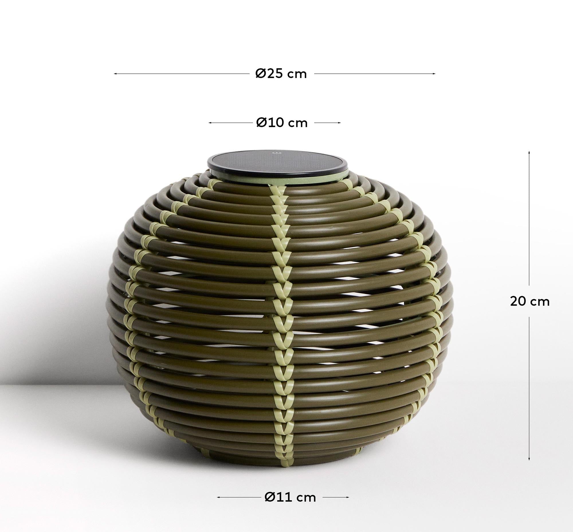 Stilvolle grüne Outdoor-Tischlampe Garoina aus synthetischem Rattan, Ø 25 cm, ideal für stimmungsvolle Abende im Garten mit nachhaltiger LED-Beleuchtung.