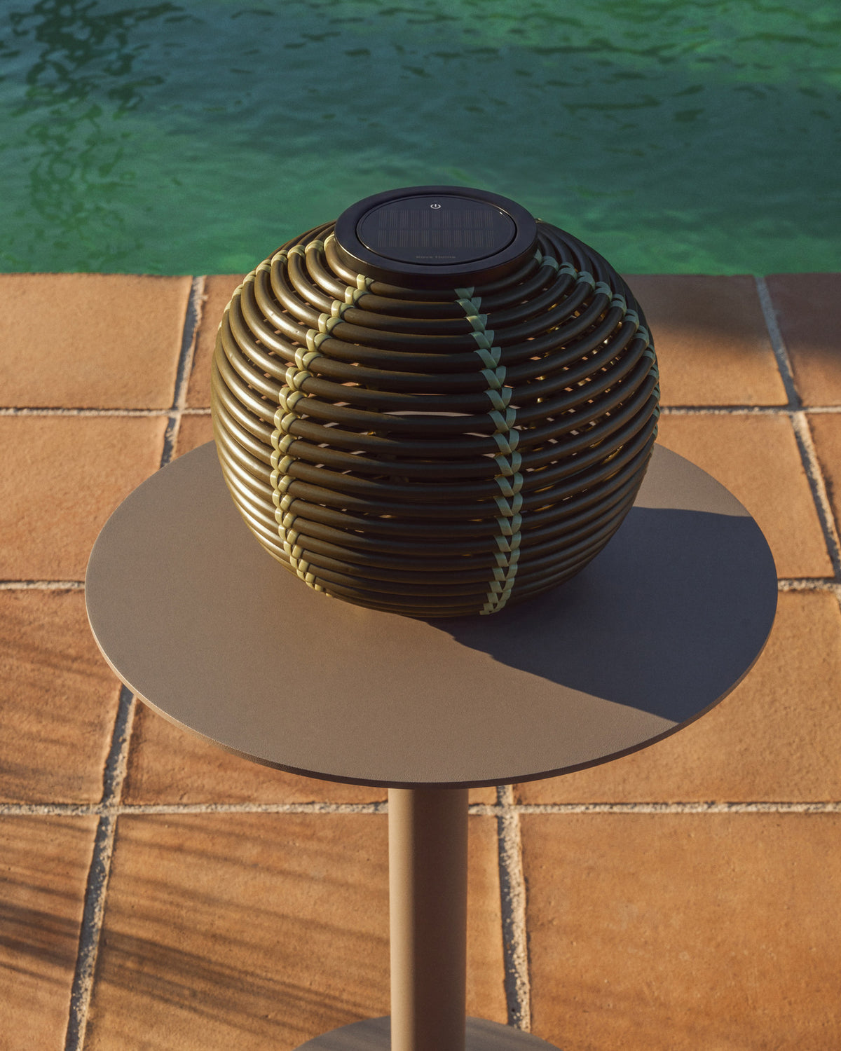 Outdoor-Solar-Tischlampe Garoina aus synthetischem Rattan in Grün mit LED-Technologie, Ø 25 cm in Grün präsentiert im Onlineshop von KAQTU Design AG. Outdoor Tischleuchte ist von Kave Home