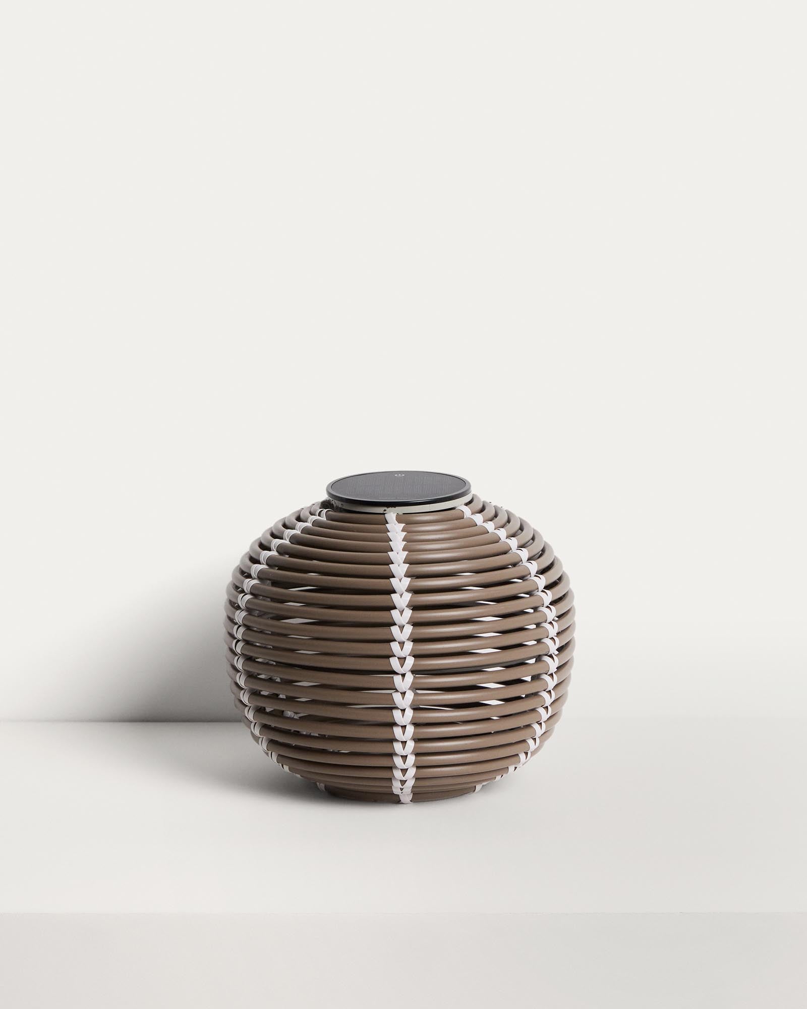 Outdoor-Solar-Tischlampe Garoina aus synthetischem Rattan in Taupe mit LED-Technologie, Ø 25 cm in Grau präsentiert im Onlineshop von KAQTU Design AG. Outdoor Tischleuchte ist von Kave Home