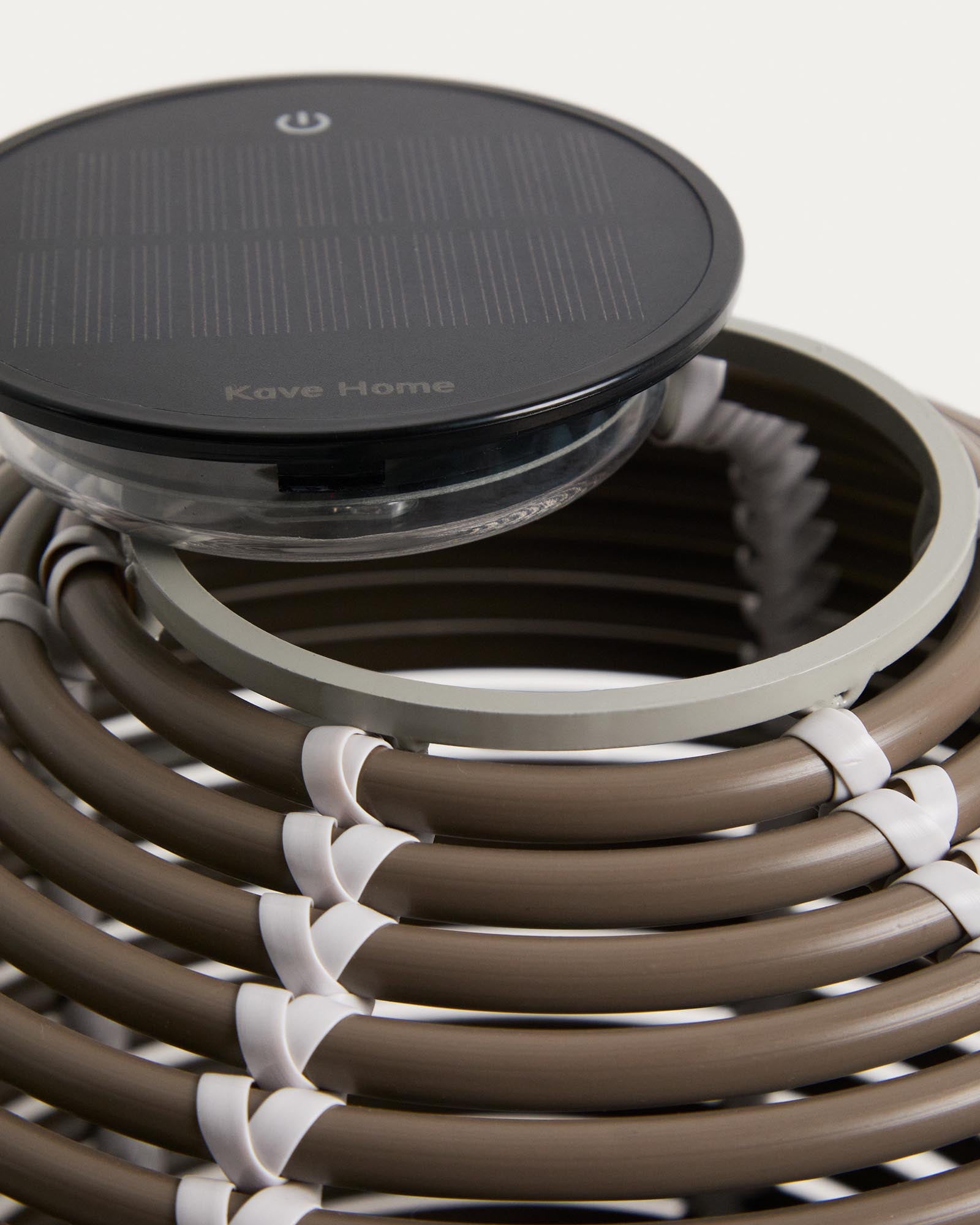 Elegante Outdoor-Solar-Tischlampe Garoina aus taupefarbenem Rattan, Ø 25 cm, ideal für stimmungsvolle Abende im Garten oder auf der Terrasse.