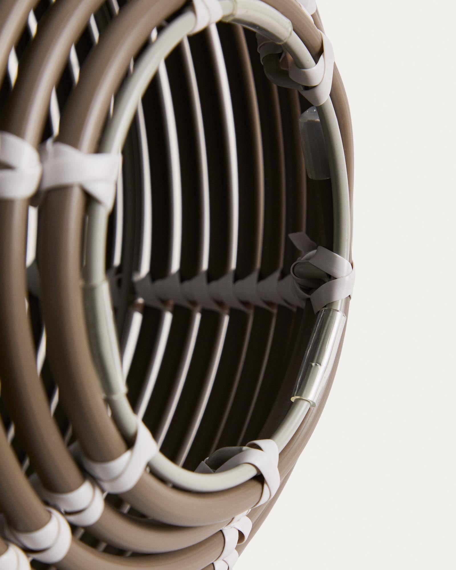 Stilvolle Solar-Tischlampe Garoina aus taupefarbenem Rattan, Ø 25 cm, perfekt für gemütliche Abende im Freien und stimmungsvolle Beleuchtung.
