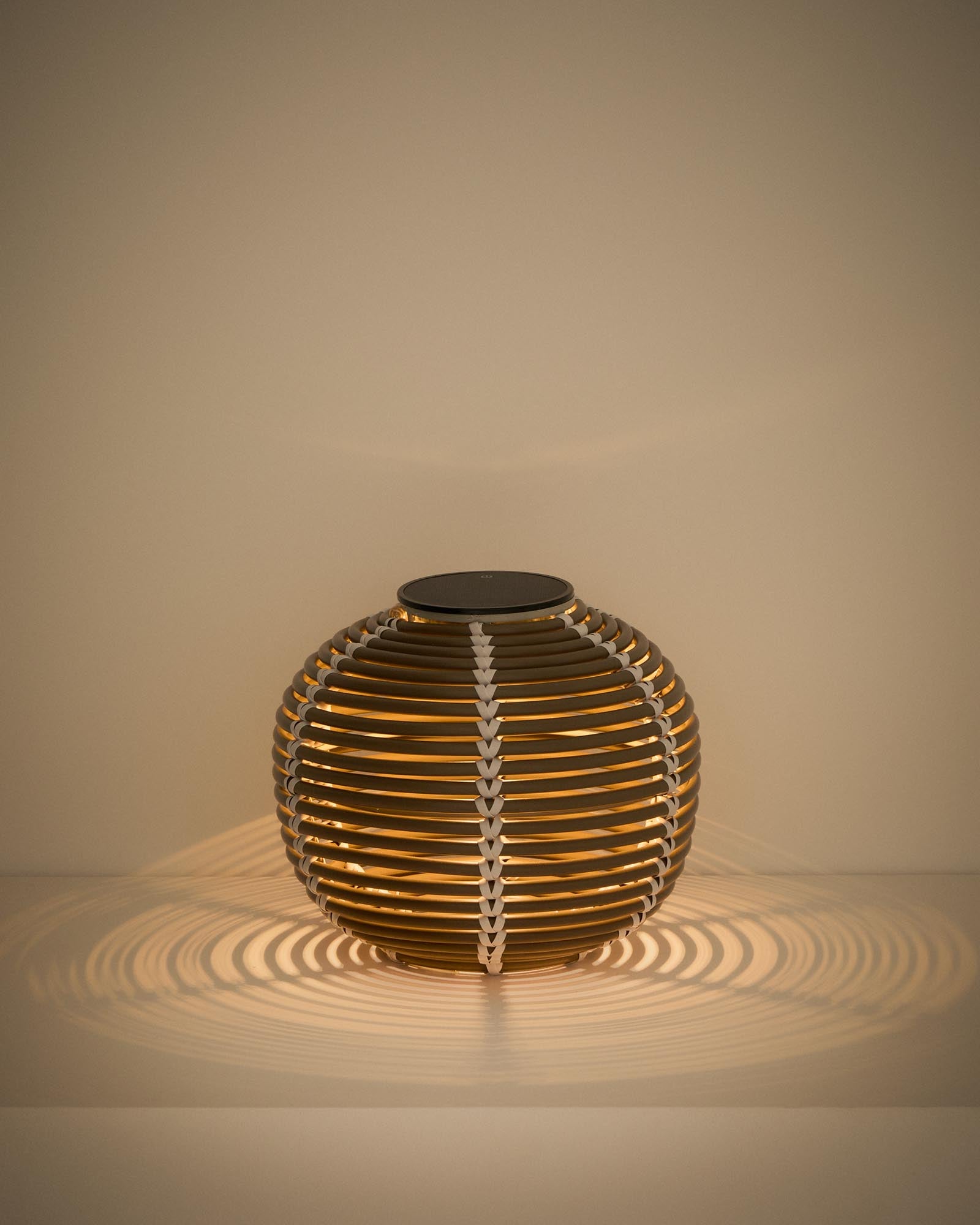 Elegante Outdoor-Solar-Tischlampe Garoina aus taupefarbenem synthetischem Rattan, Ø 25 cm, ideal für stimmungsvolle Abende im Garten.