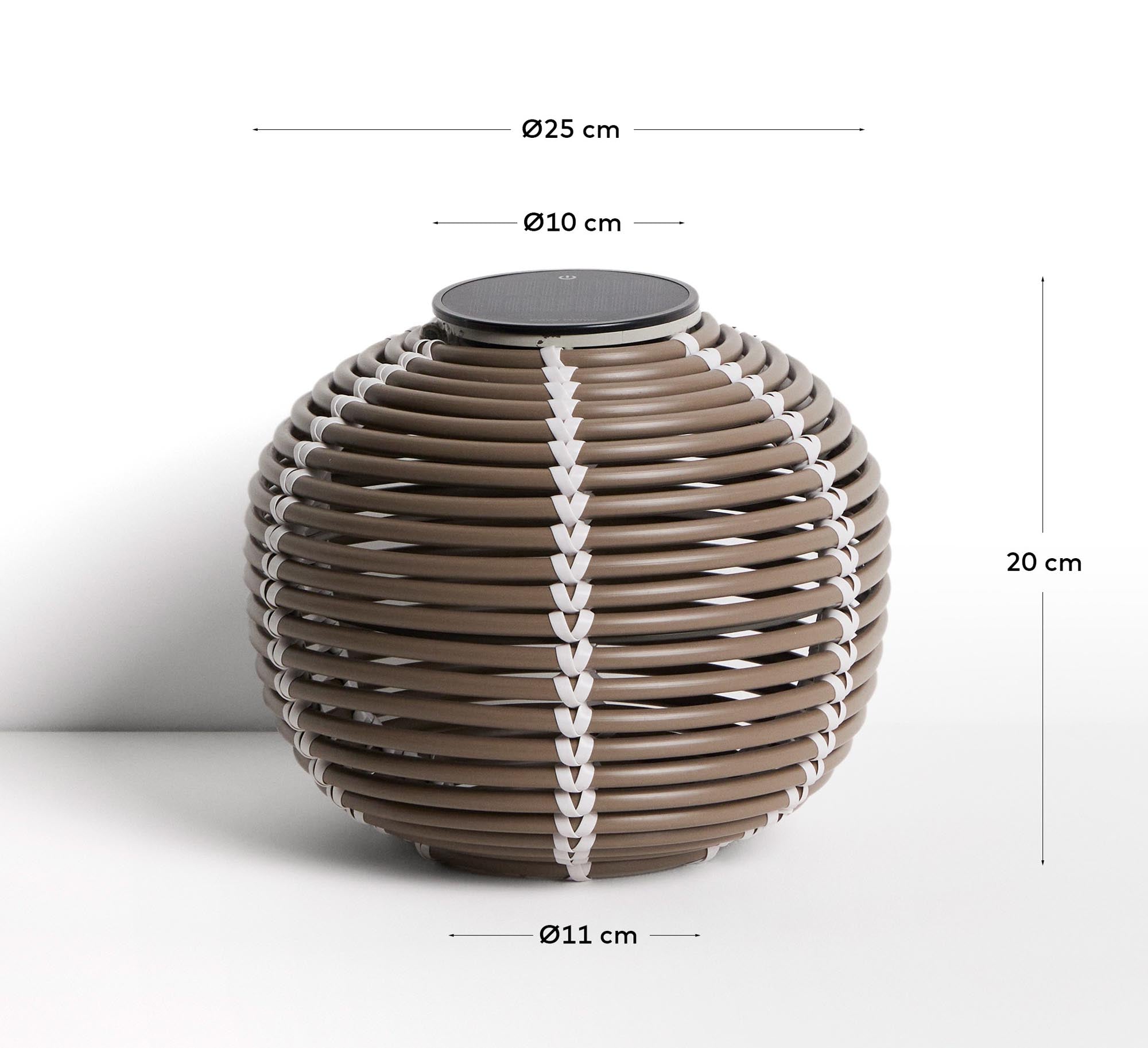 Stilvolle Solar-Tischlampe Garoina aus taupefarbenem Rattan, Ø 25 cm, perfekt für gemütliche Abende im Freien und stimmungsvolle Beleuchtung.