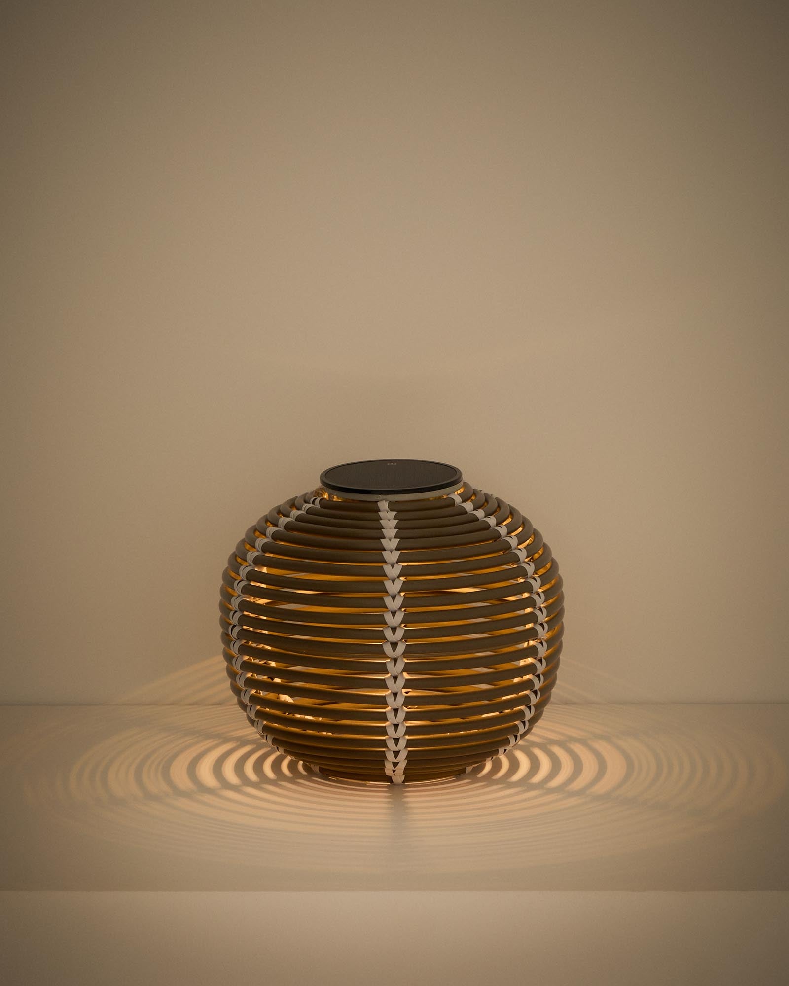 Elegante Outdoor-Solar-Tischlampe Garoina aus taupefarbenem Rattan, Ø 25 cm, ideal für stimmungsvolle Abende im Garten oder auf der Terrasse.