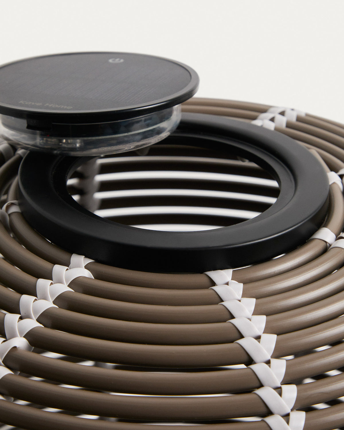 Outdoor-Solar-Tischlampe Garoina aus synthetischem Rattan in Taupe mit LED-Technologie, Ø 25 cm in Grau präsentiert im Onlineshop von KAQTU Design AG. Outdoor Tischleuchte ist von Kave Home