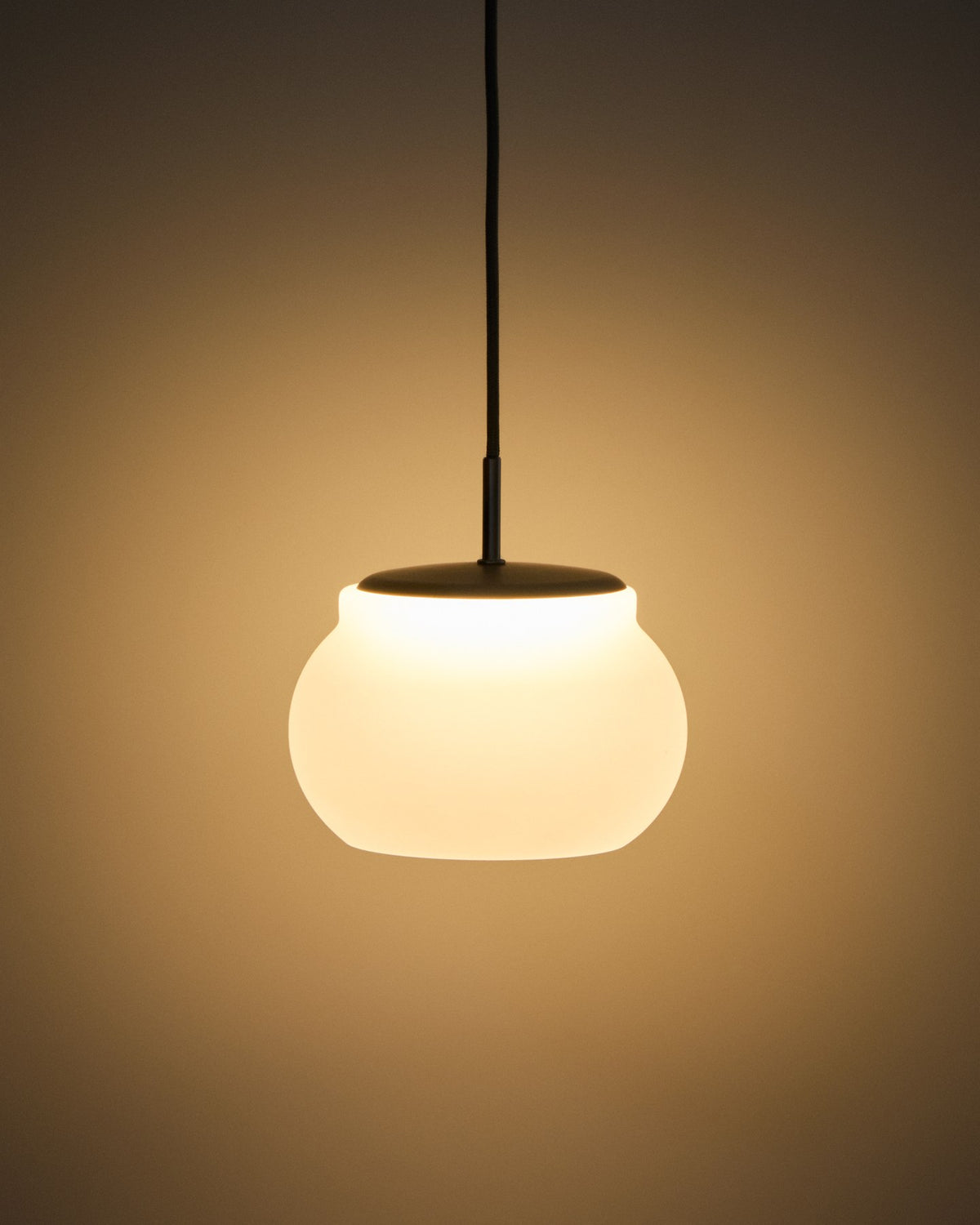 Runde LED-Deckenleuchte Leruna mit Schirm aus satiniertem Glas in Weiss und Sockel aus verzinktem Stahl, Durchmesser 20 cm.