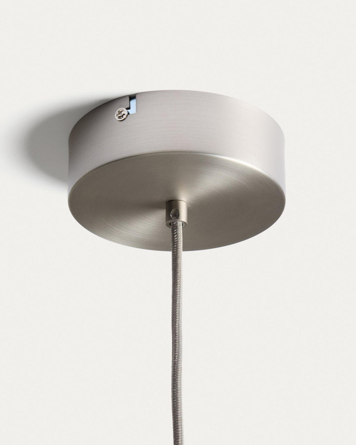 Runde LED-Deckenleuchte Leruna mit Schirm aus satiniertem Glas in Weiss und Sockel aus verzinktem Stahl, Durchmesser 20 cm.