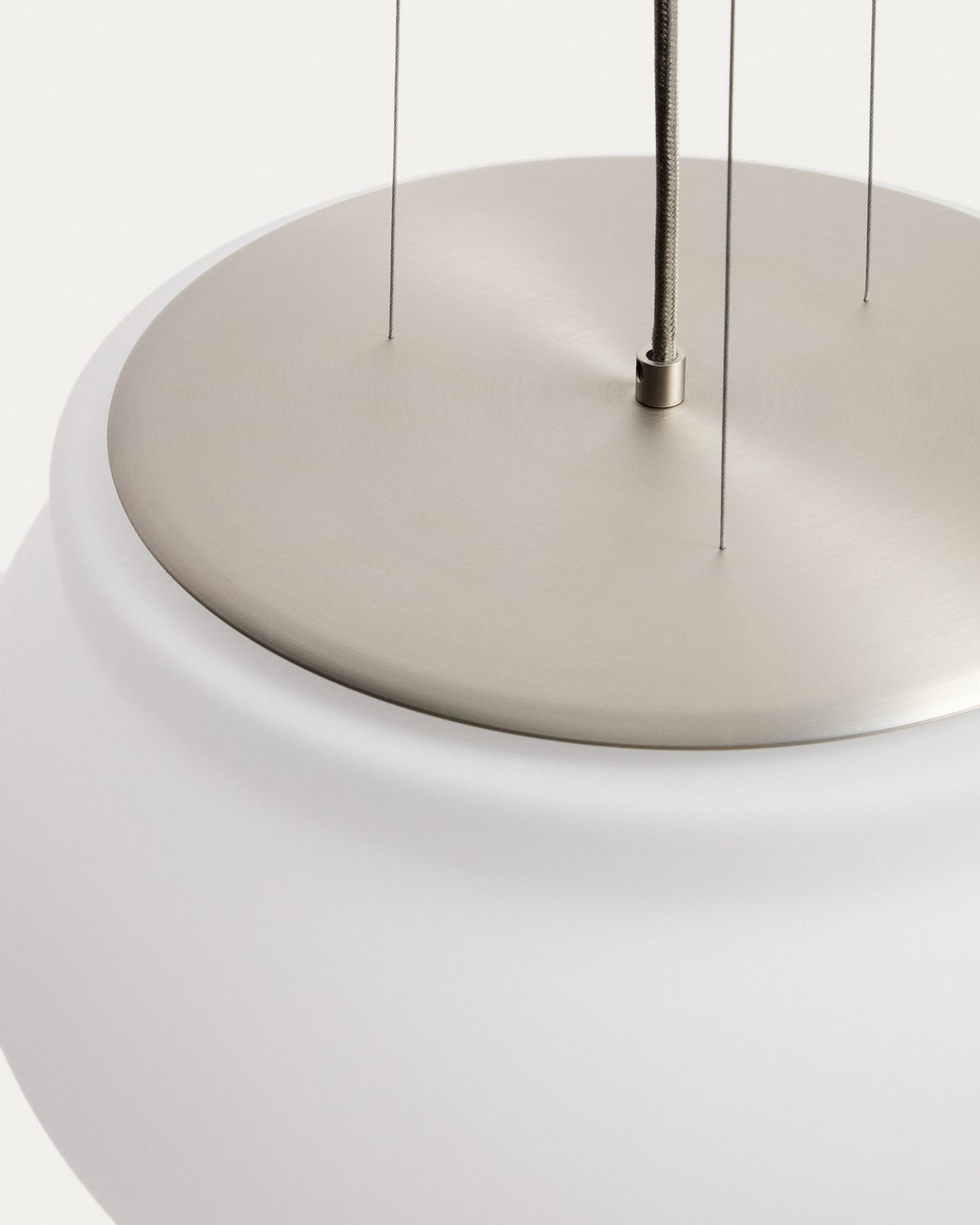 Runde LED-Deckenleuchte Leruna mit satiniertem Glasschirm und verzinktem Stahlsockel, Durchmesser 40 cm, in Weiss.