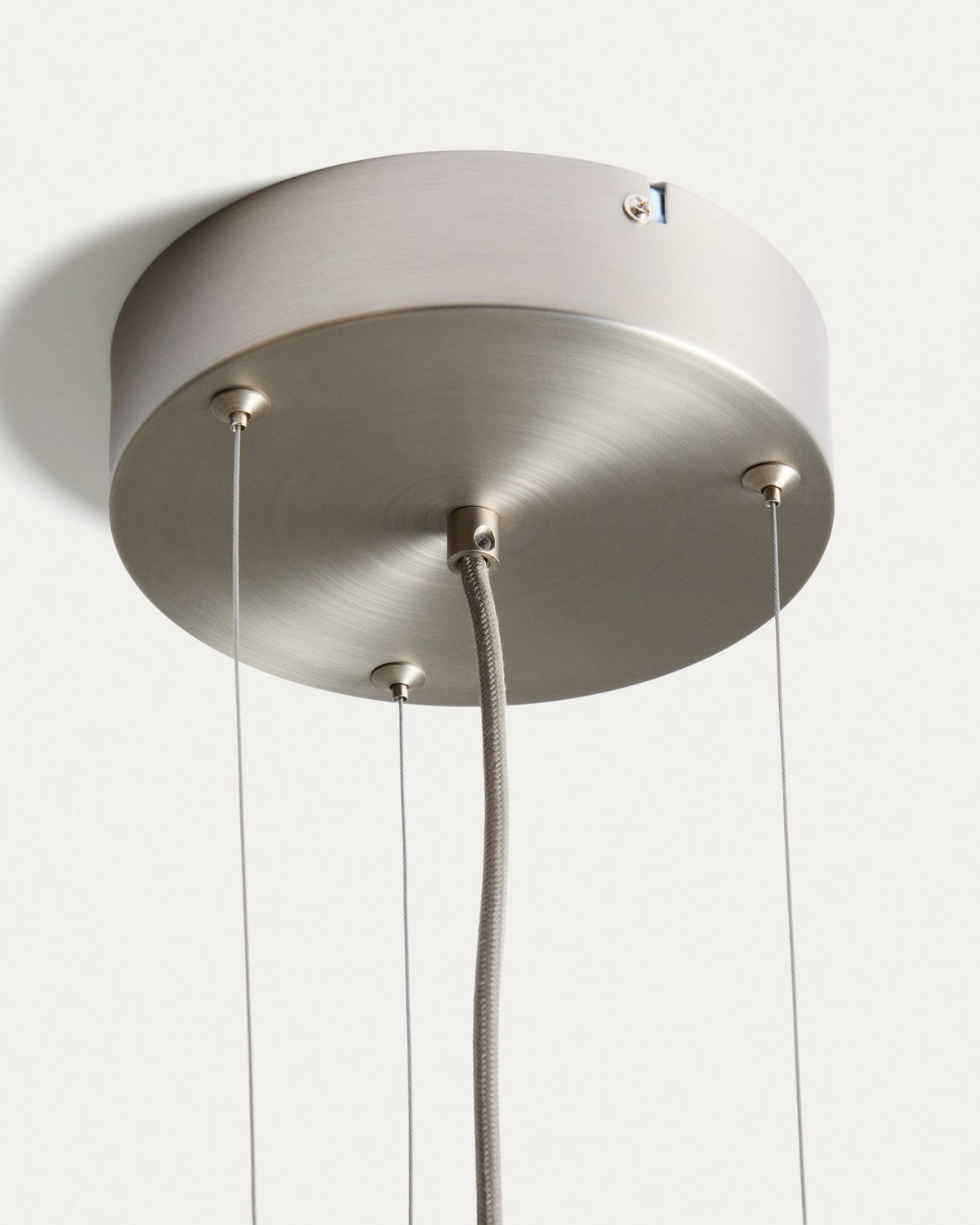 Runde LED-Deckenleuchte Leruna mit satiniertem Glasschirm und verzinktem Stahlsockel, Durchmesser 40 cm, in Weiss.