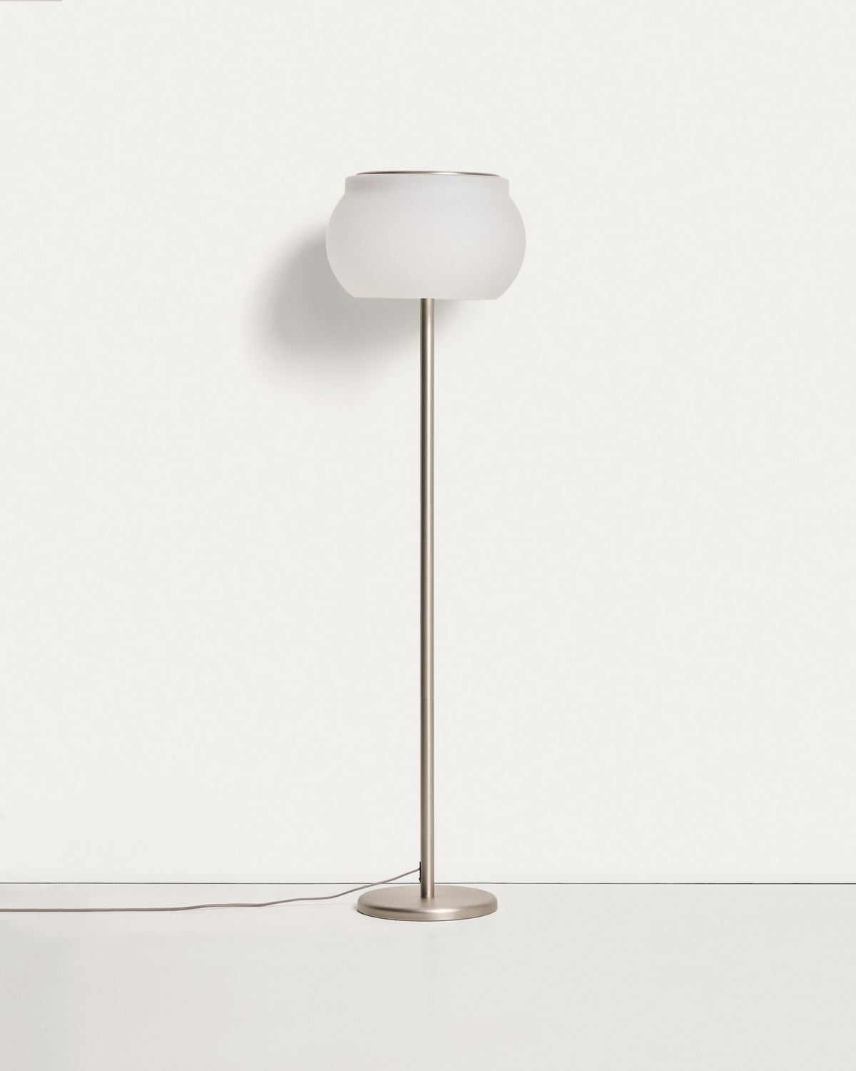 Weisse LED-Stehlampe Leruna mit satiniertem Glasschirm und Sockel aus verzinktem Stahl, schlanke zylindrische Form, Höhe 145,3 cm.