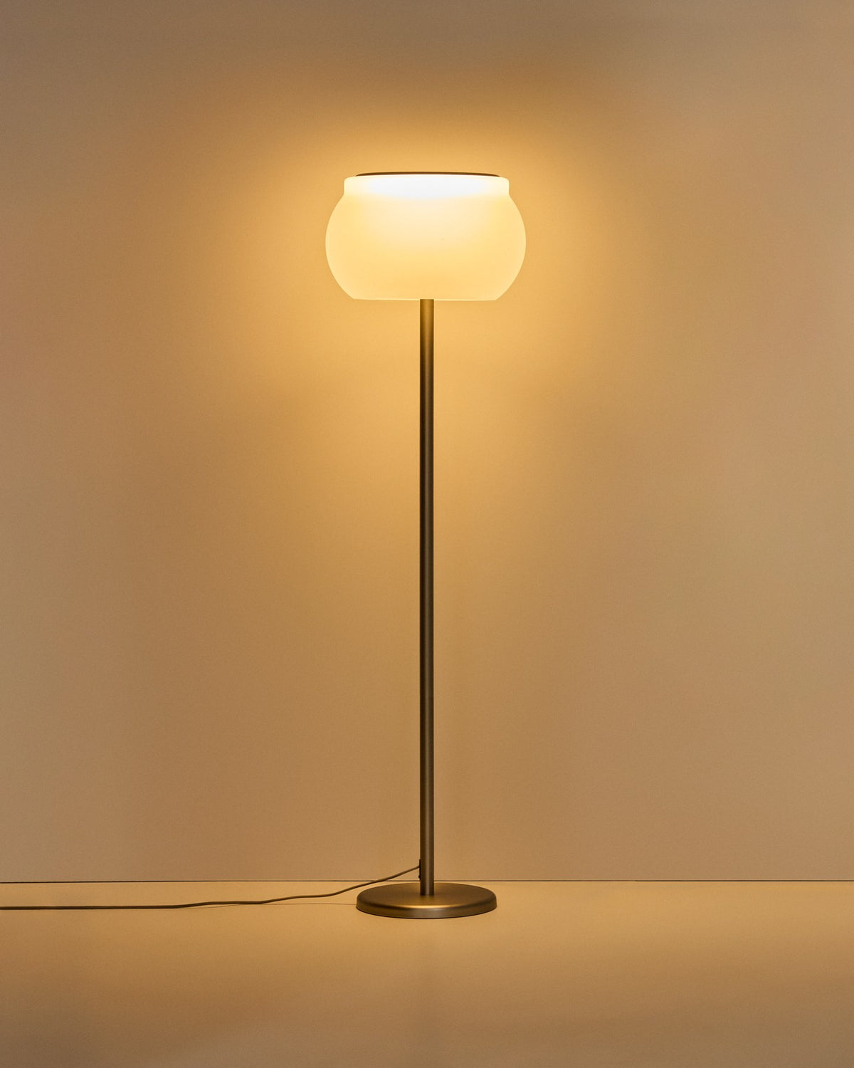 Weisse LED-Stehlampe Leruna mit satiniertem Glasschirm und Sockel aus verzinktem Stahl, schlanke zylindrische Form, Höhe 145,3 cm.