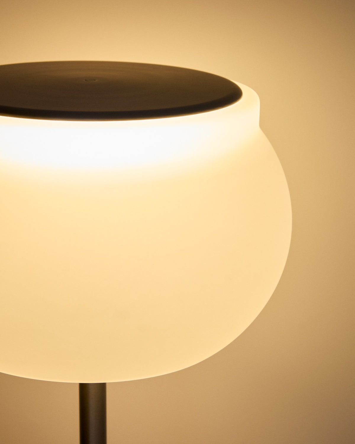 Weisse LED-Stehlampe Leruna mit satiniertem Glasschirm und Sockel aus verzinktem Stahl, schlanke zylindrische Form, Höhe 145,3 cm.