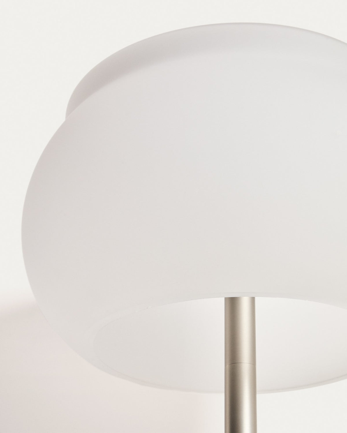 Weisse LED-Stehlampe Leruna mit satiniertem Glasschirm und Sockel aus verzinktem Stahl, schlanke zylindrische Form, Höhe 145,3 cm.