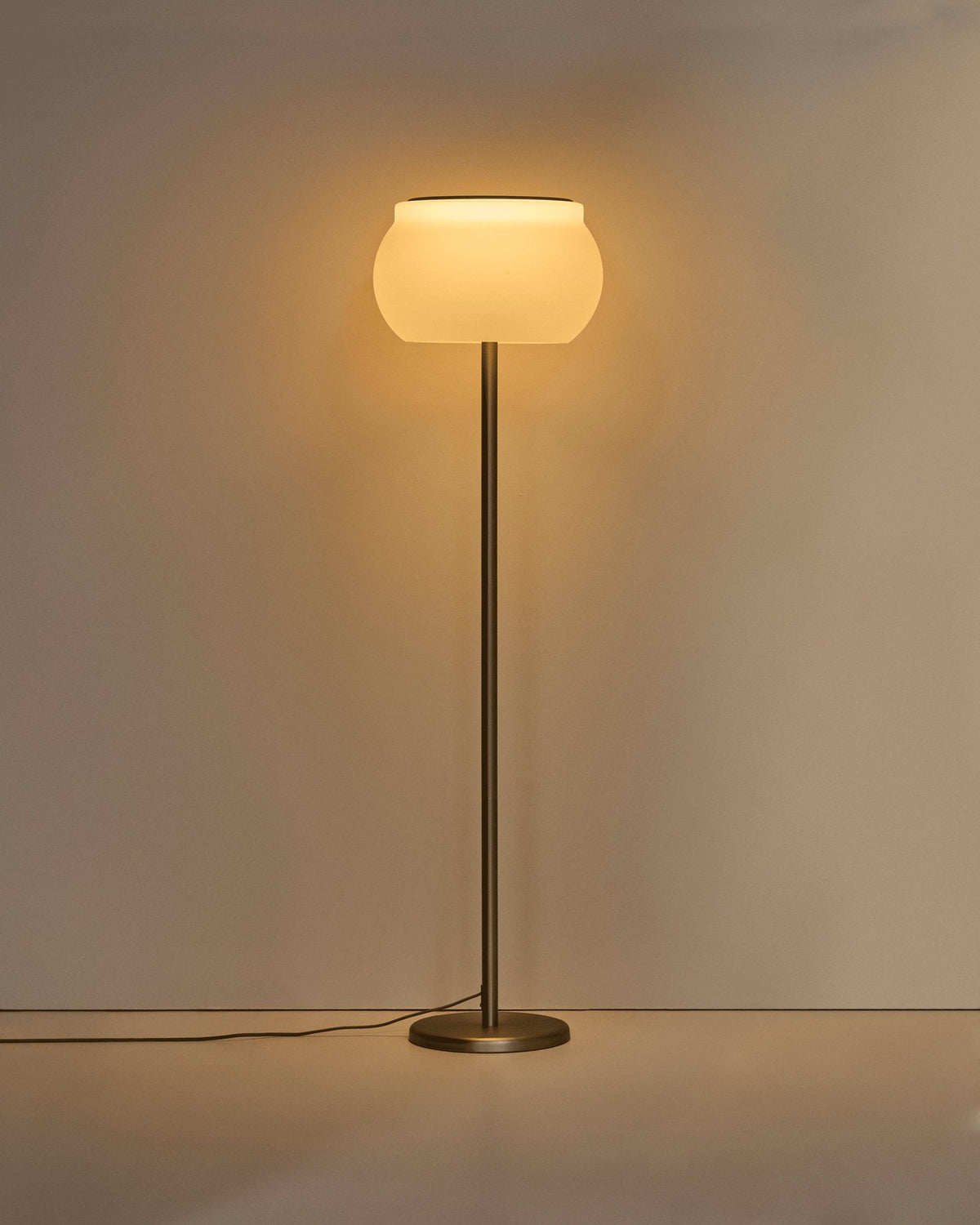 Weisse LED-Stehlampe Leruna mit satiniertem Glasschirm und Sockel aus verzinktem Stahl, schlanke zylindrische Form, Höhe 145,3 cm.