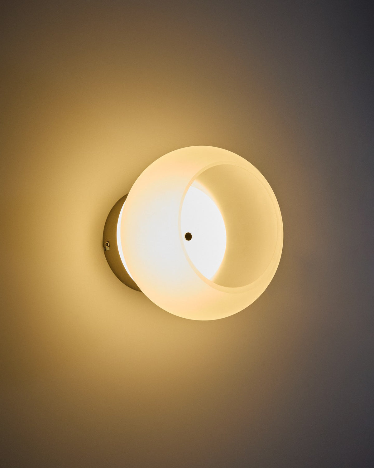 Runde LED-Wandleuchte Leruna aus satiniertem Glas mit Sockel aus verzinktem Stahl, Durchmesser 20 cm, weisse Oberfläche.